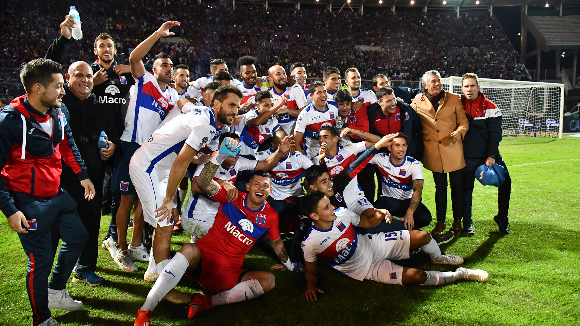 Es el primer título en la historia en la máxima categoría para el conjunto de Victoria, que jugará la próxima temporada en el Nacional B (Télam)