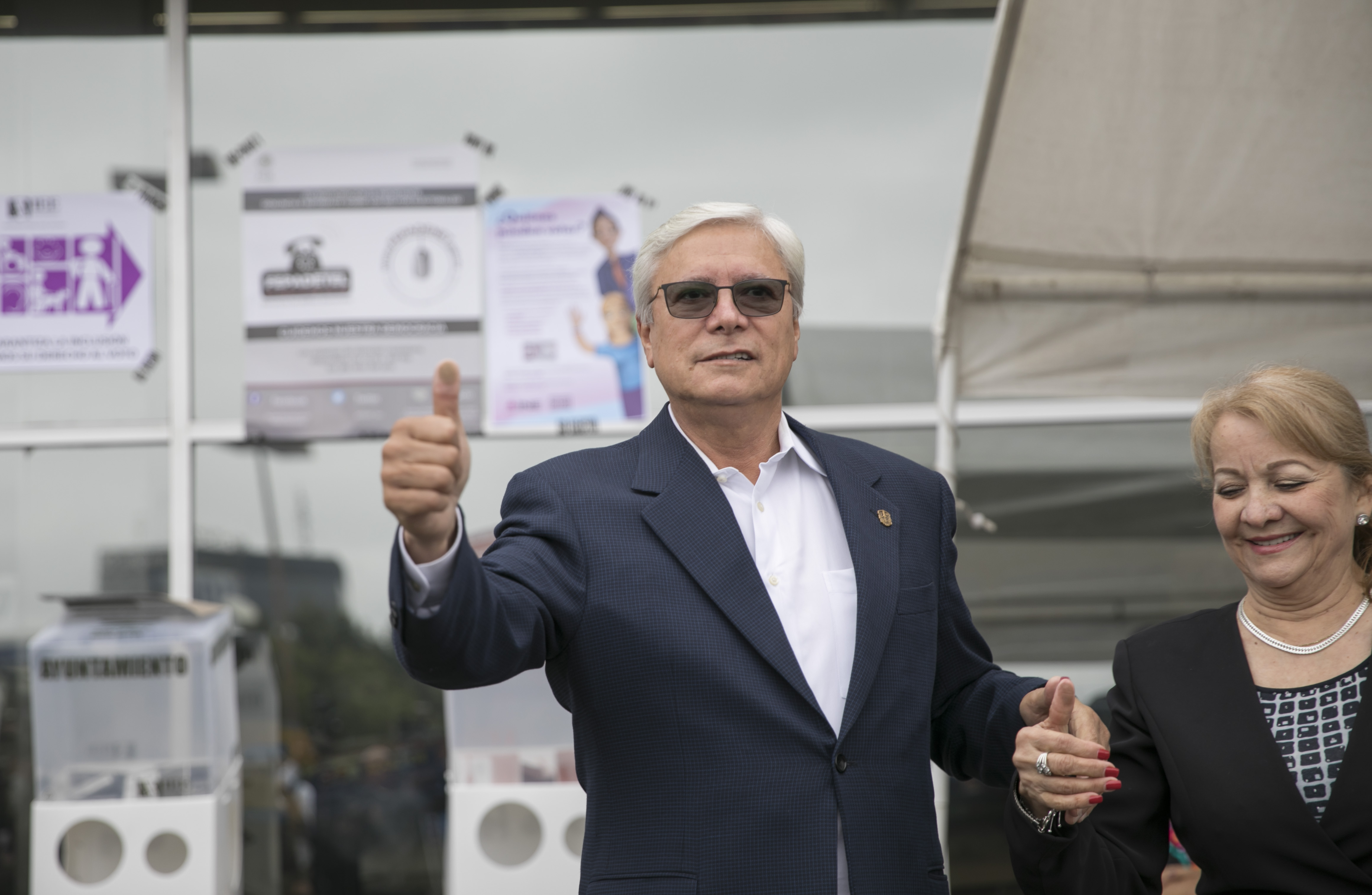 Jaime Bonilla levanta el pulgar tras votar en las elecciones locales de Baja California (Foto: Cuartoscuro)