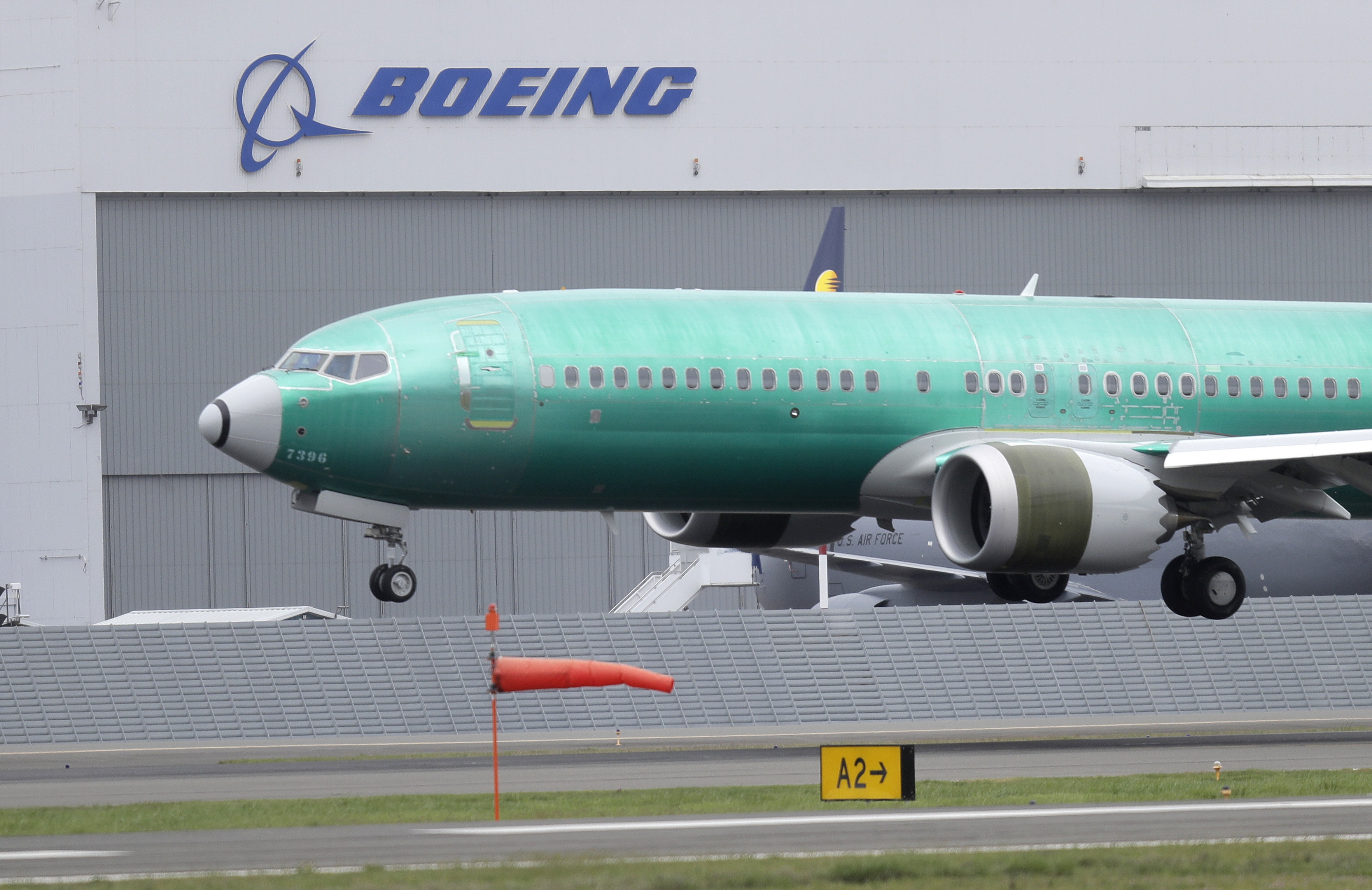 ARCHIVO – En esta fotografía de archivo del 10 de abril de 2019, un avión Boeing 737 Max 8 aterriza tras un vuelo de prueba en las instalaciones de la compañía en Seattle. (AP Foto/Ted S. Warren, archivo)