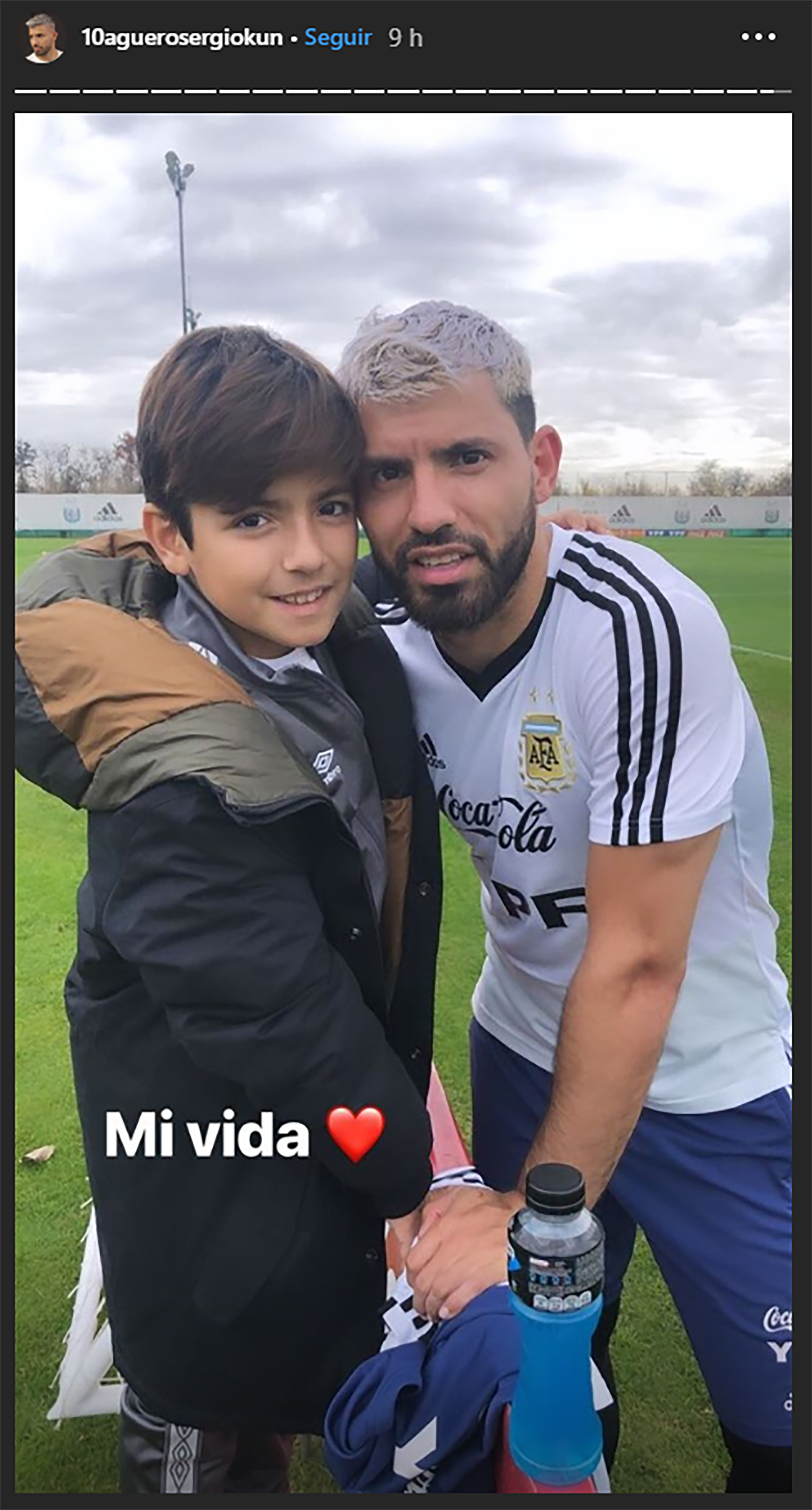 La foto cariñosa entre el jugador y su hijo