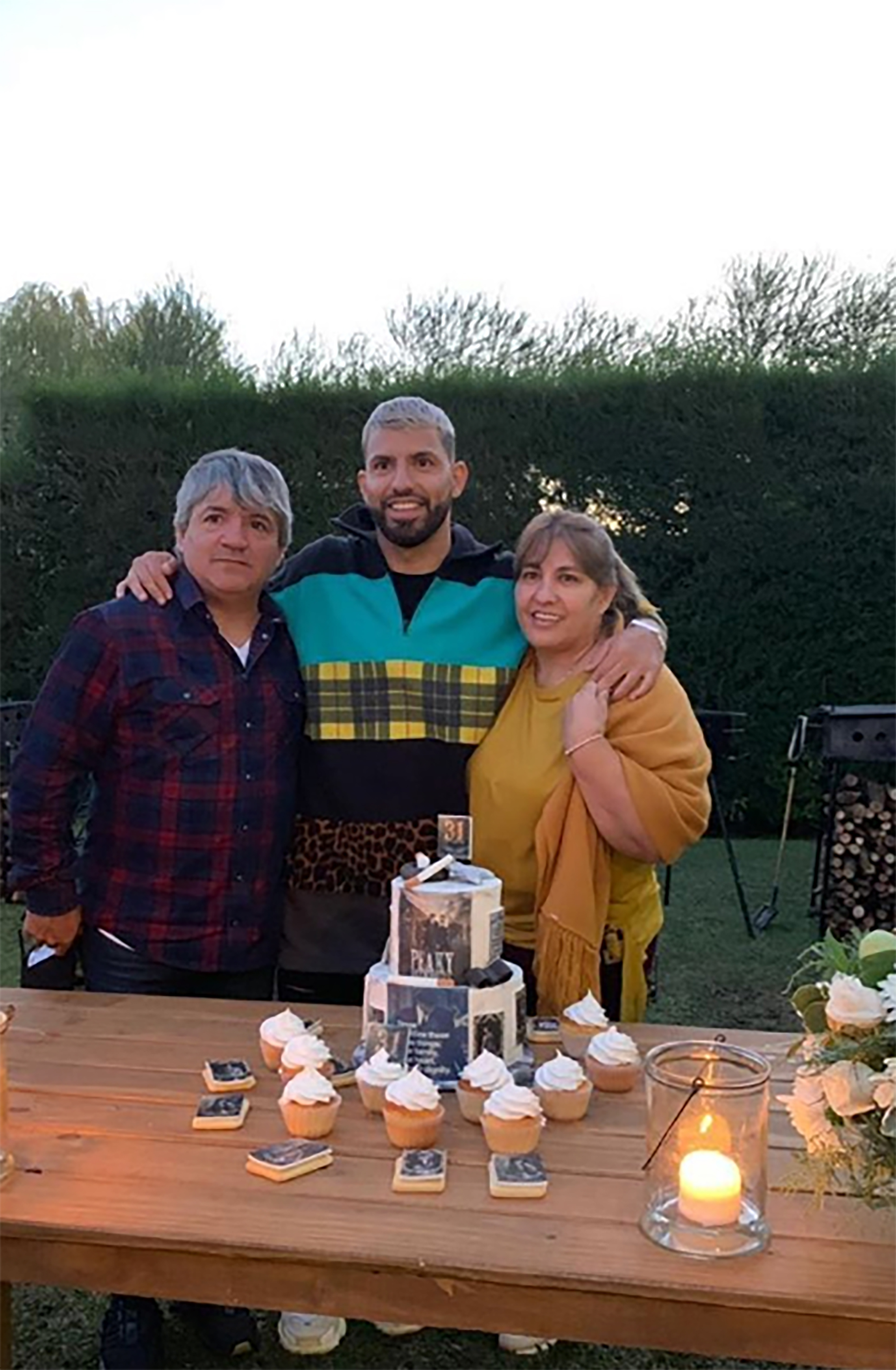 Sergio, abrazado a sus padres en el festejo de cumpleaños