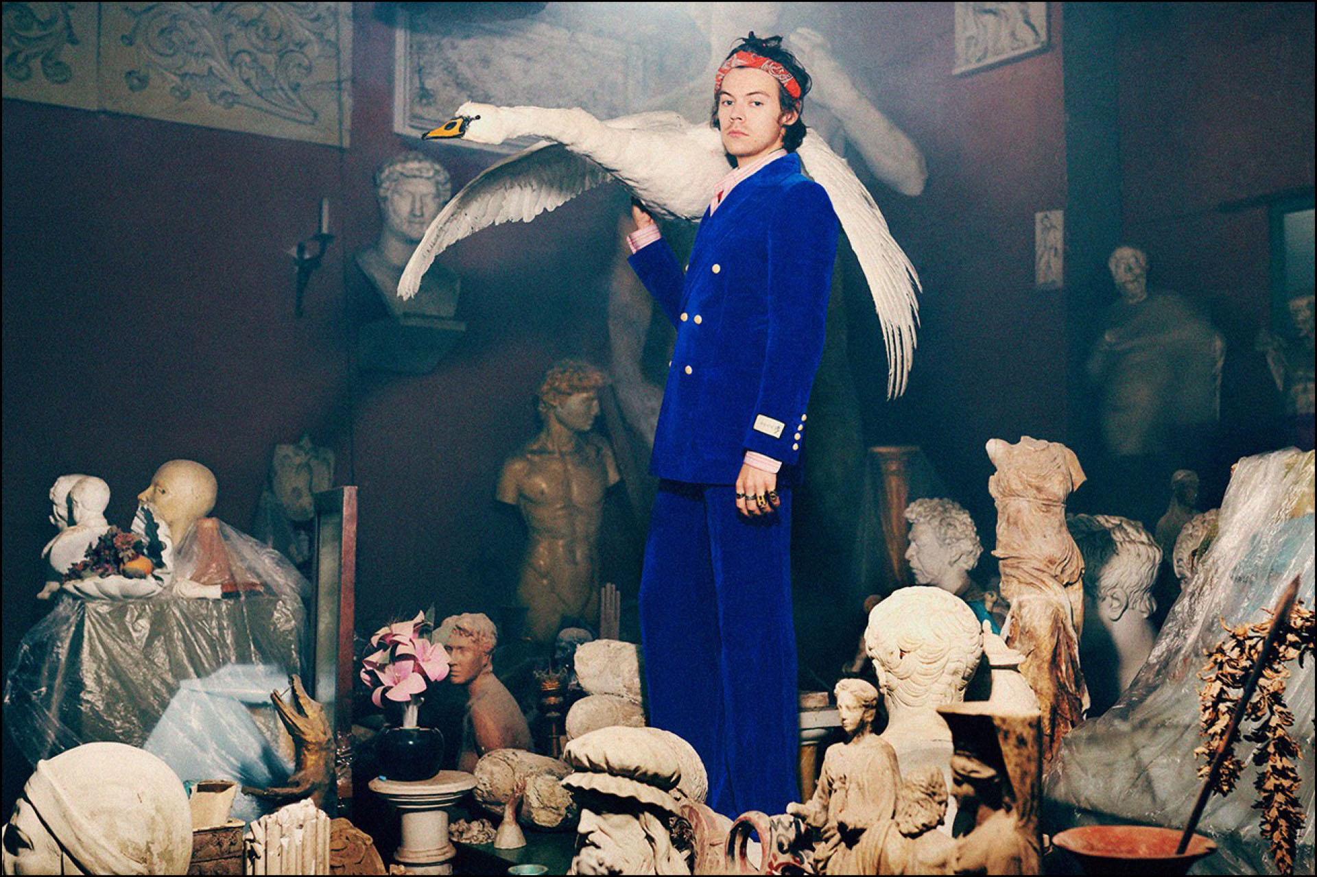 Con un cisne de peluche sobre un hombro, el músico muestra uno de los diseños de Gucci 2019.
