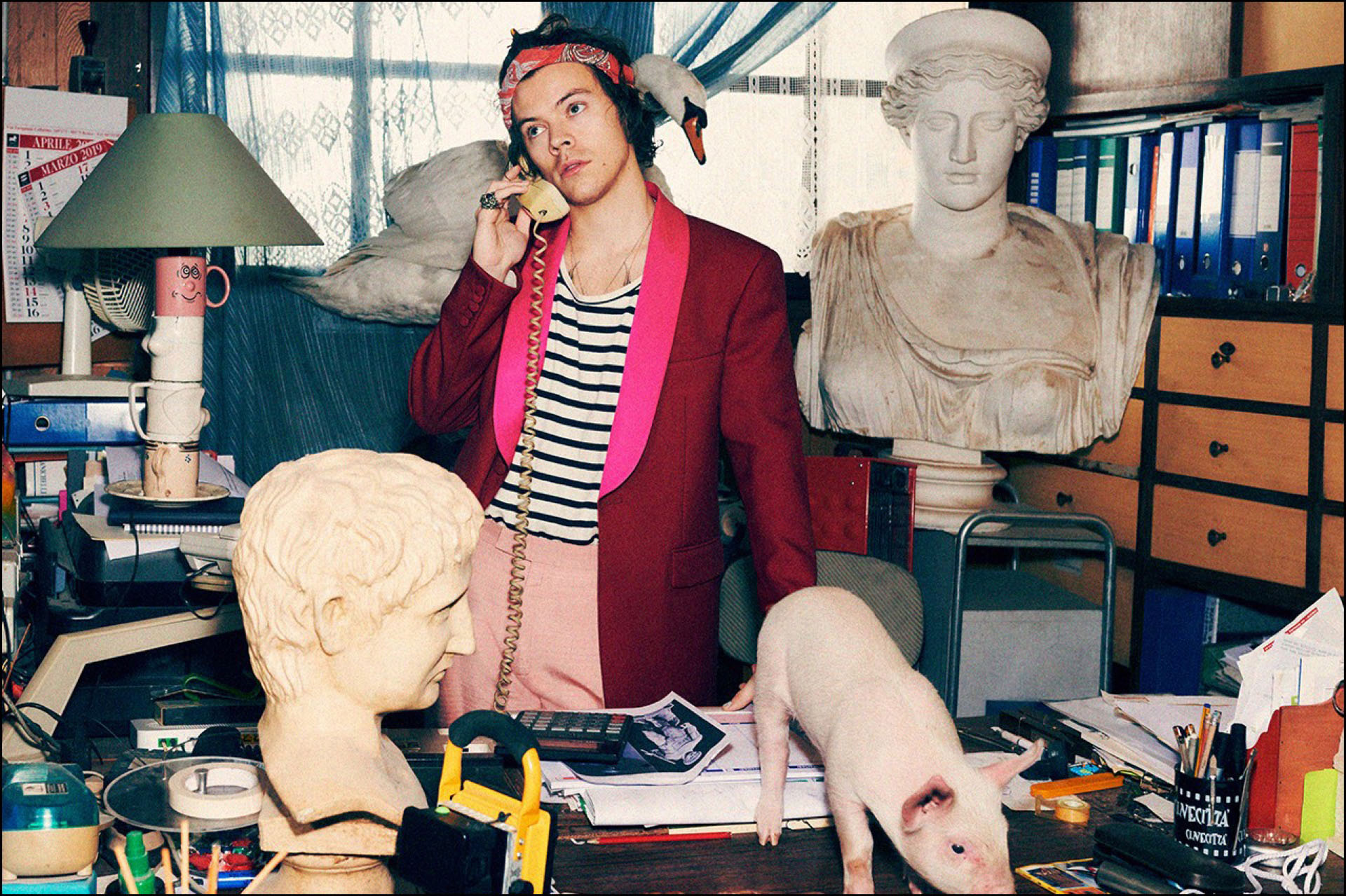Un cerdito y un cisne en medio de una oficina desordenada y ecléctica. El marco de la nueva campaña de Gucci, en la cual el música de One Direction es el protagonista.