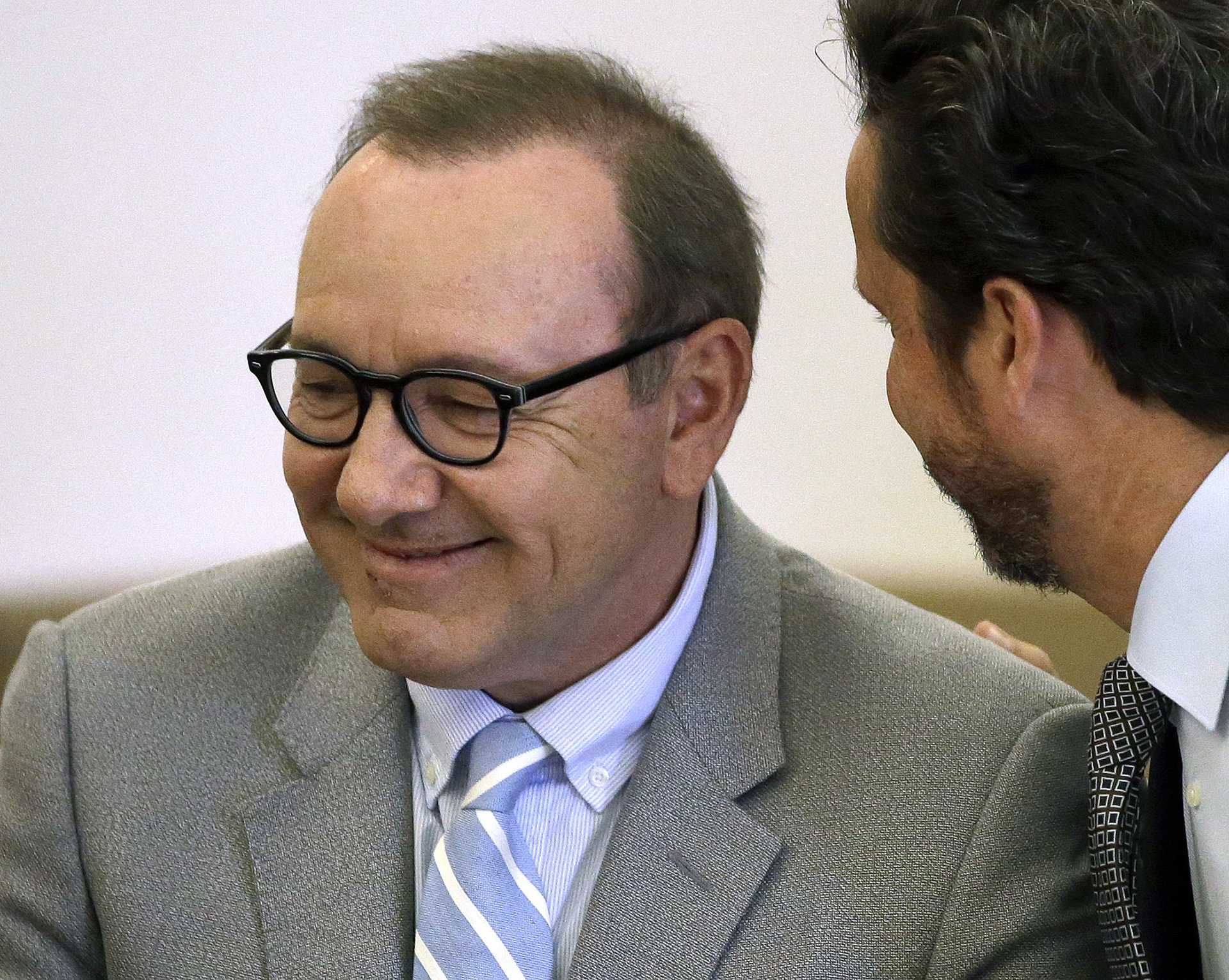 Las risas de Kevin Spaceyy con su abogado Alan Jackson durante la audiencia en Nantucket, Mass. El ganador del Oscar fue acusado de agredir a un joven en 2016 (AP Photo/Steven Senne)