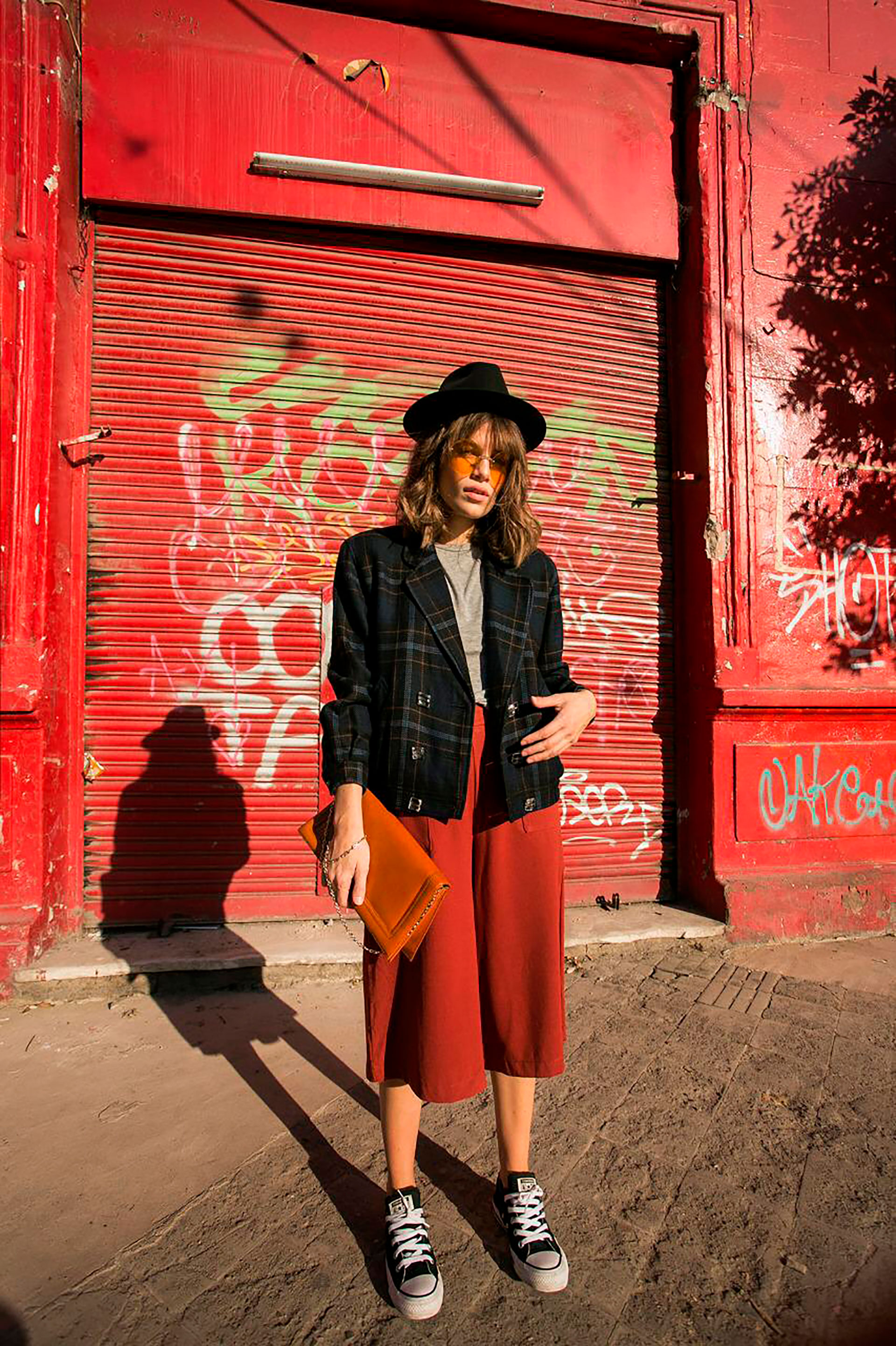 Rocío Luz Arredondo es la creadora de The 2Hand Project. Desde allí promueve el consumo responsable. Su trabajo consiste en la curaduría y rediseño de prendas vintage y retro para que vuelvan al mercado