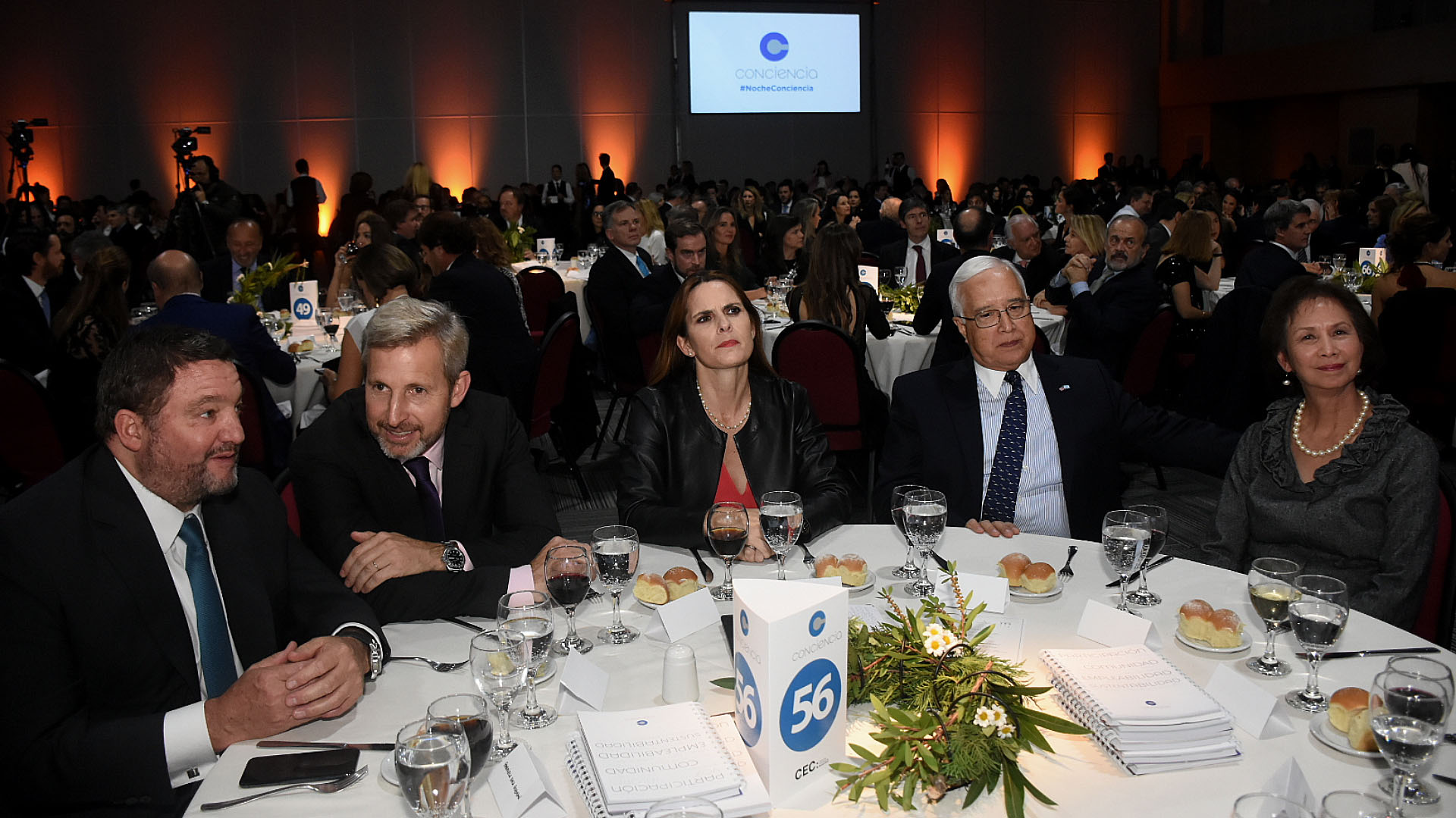 Alejandro Macfarlane junto a Rogelio Frigerio y al embajador Edward Prado y su mujer María