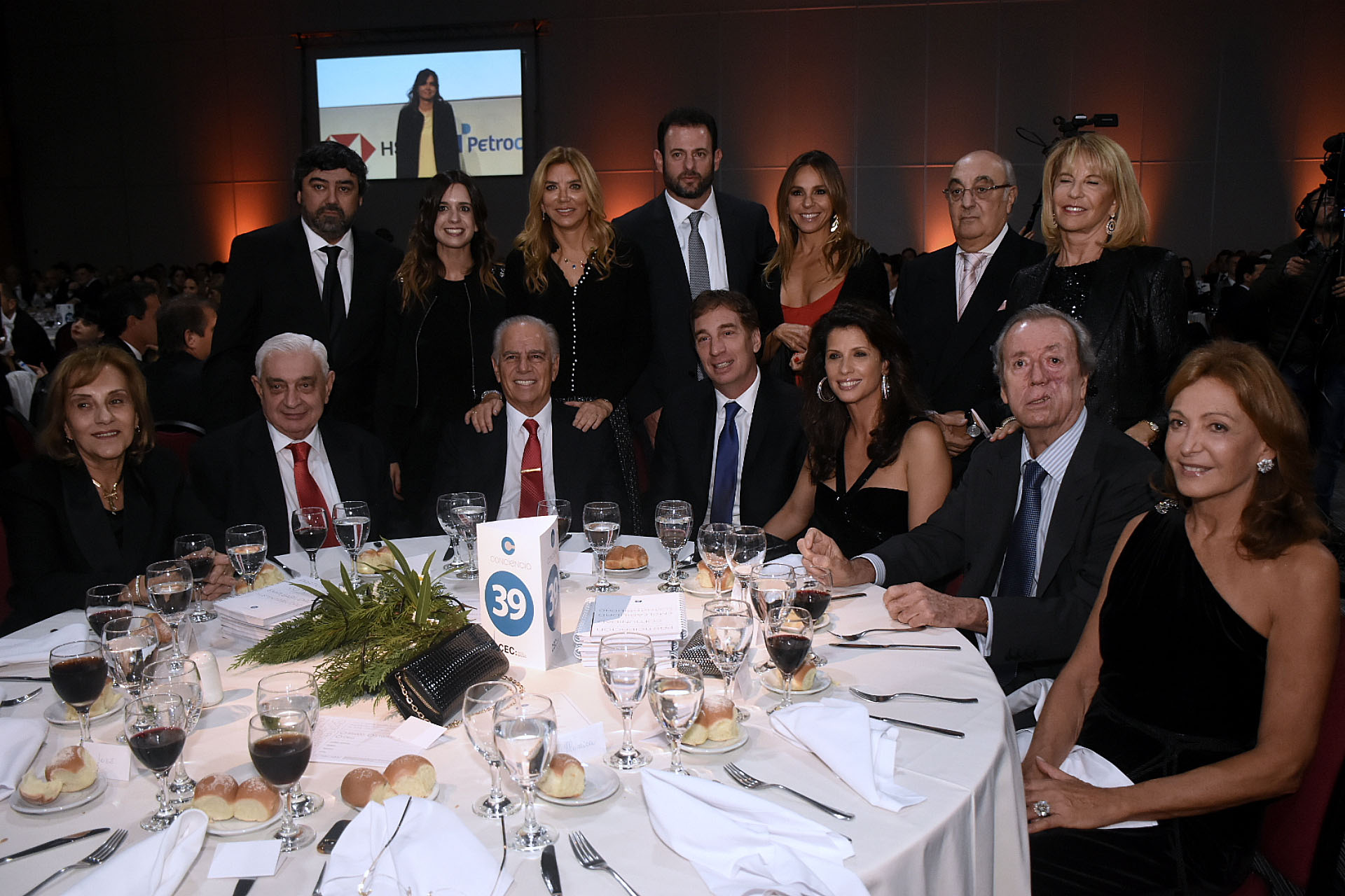 De pie: Juan Cruz Ávila y su mujer, Bettina Bulgheroni, Jorge Urtubey y su mujer Soledad; Jorge Aufiero junto a Mónica Balestrini de Aufiero. Sentados: el presidente de la Bolsa de Comercio de Buenos Aires, Adelmo Gabbi, junto a su mujer; Alejandro Bulgheroni, Diego Santilli, Analía Maiorana, Bruno Quintana y Mariel Llorens de Quintana