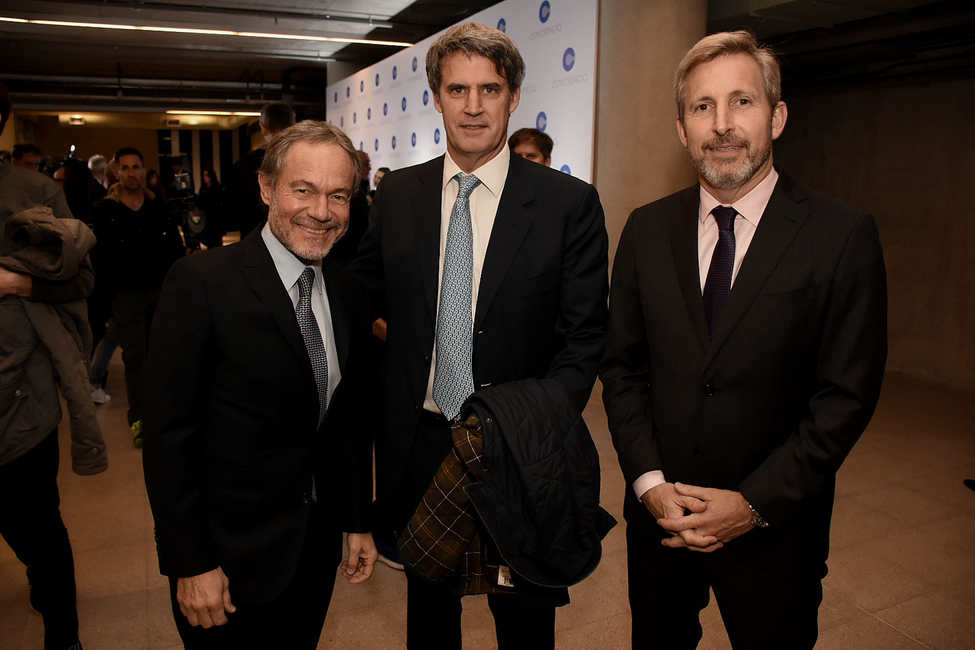 El ministro de Justicia de la provincia de Buenos Aires, Gustavo Ferrari, junto a Alfonso Prat Gay y Rogelio Frigerio