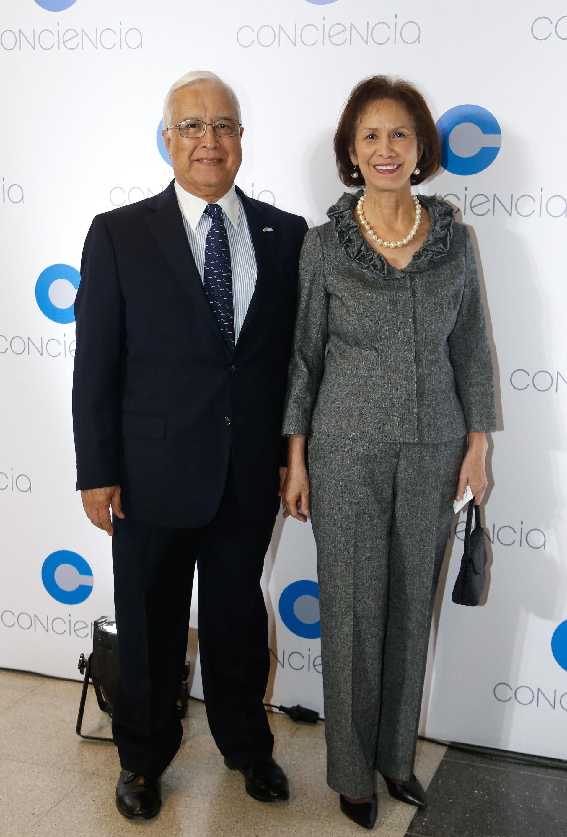 El embajador de los Estados Unidos en la Argentina, Edward Prado, y su mujer María