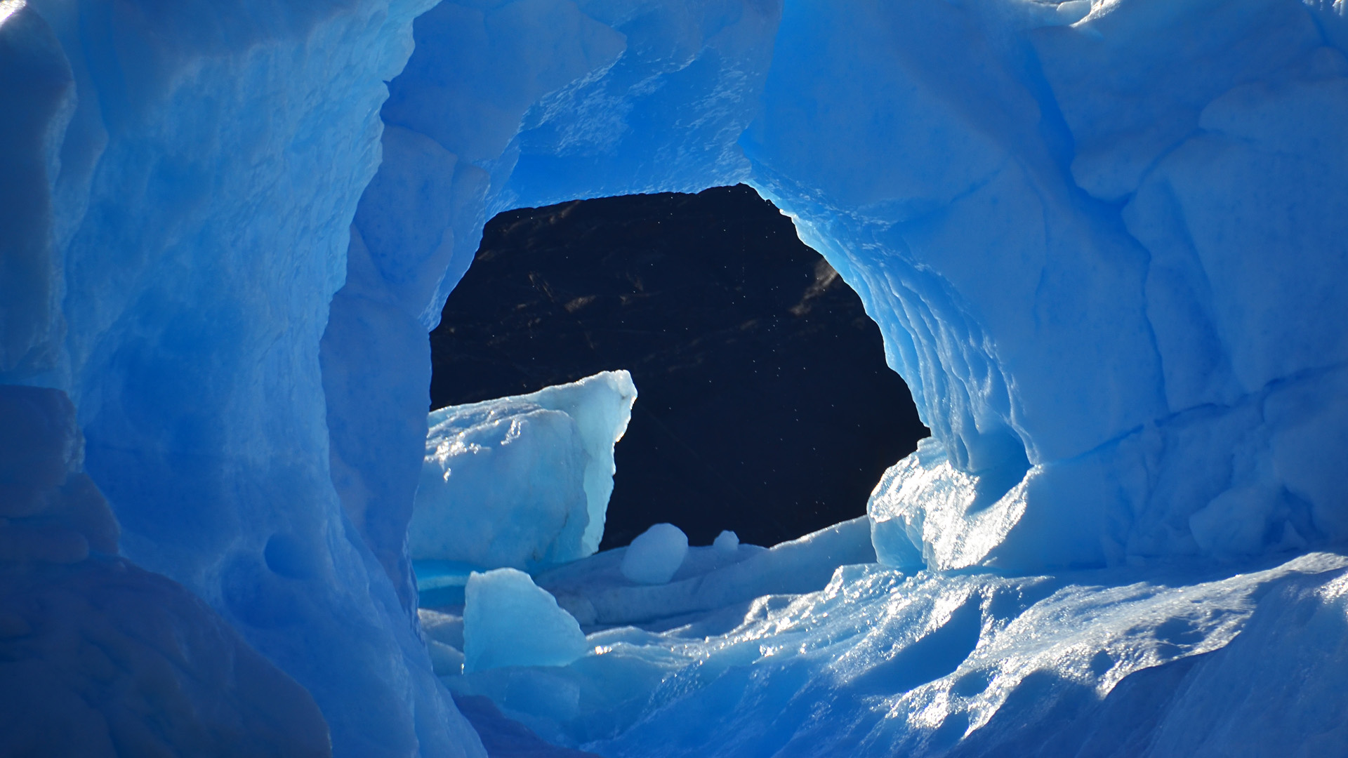 En el área central las precipitaciones aumentan a unos 400 mm anuales y son mayormente de origen Pacífico. Aparecen glaciares de mayor tamaño y son muy frecuentes los glaciares cubiertos por detritos (Foto del Parque Nacional Los Glaciares)
