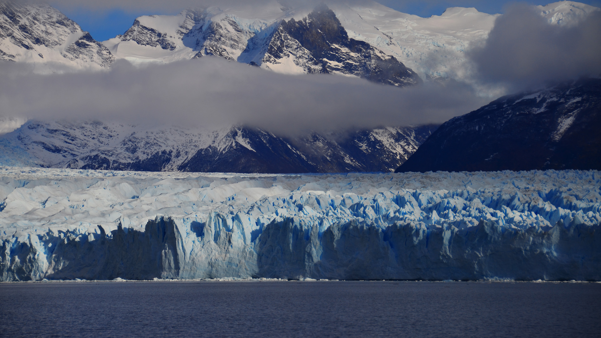 En esta región aumentan las precipitaciones (1.000-5.000 mm anuales) y disminuye la altura de la cordillera. Sólo volcanes aislados, como Lanín y Tronador, tienen altura suficiente para mantener glaciares de cráter. Los glaciares de escombros son menos frecuentes (Foto del Glaciar Perito Moreno)