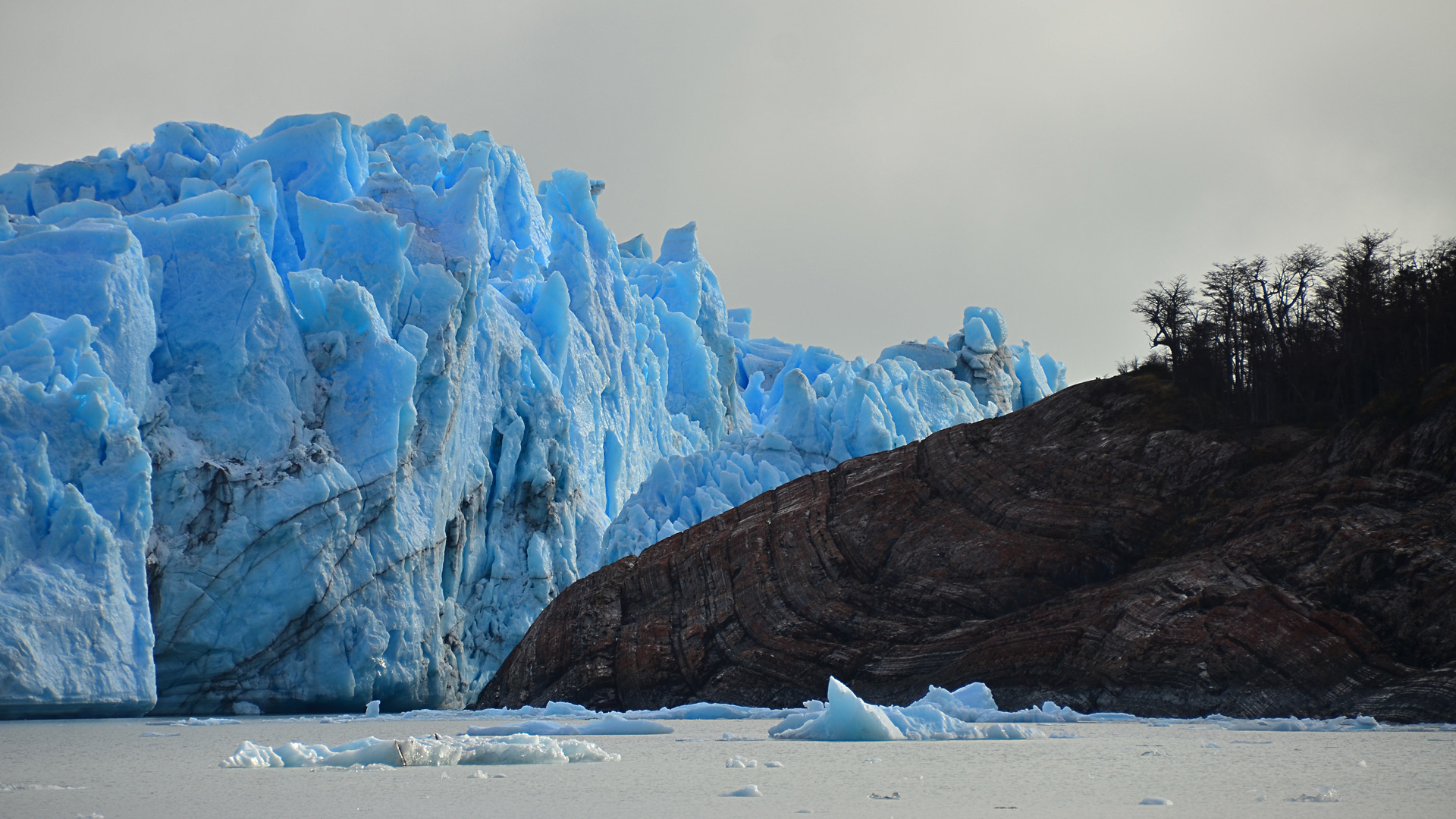 La zona sur patagónica incluye las cuencas del río Deseado y los lagos Buenos Aires y Pueyrredón, hasta las cuencas del río Gallegos y río Chico en la provincia de Santa Cruz (Foto del Glaciar Perito Moreno)