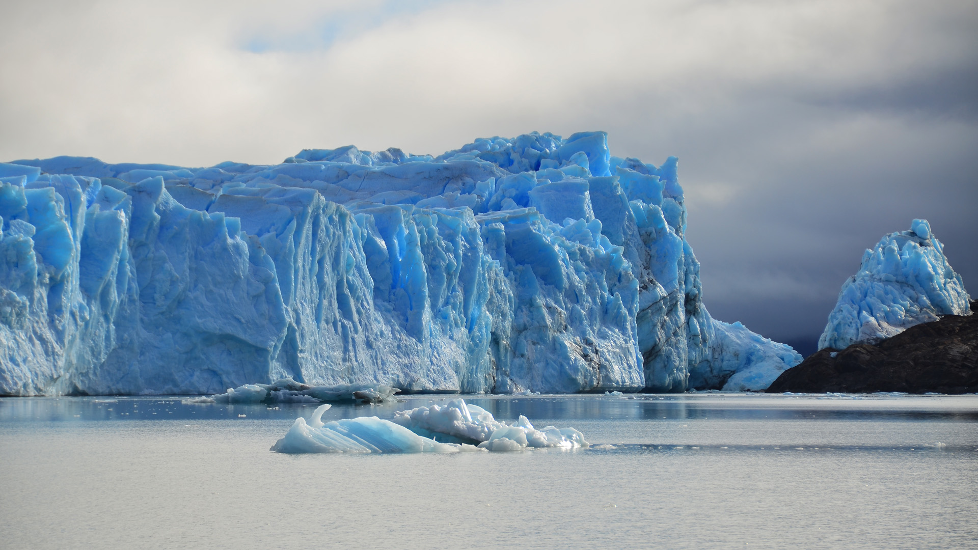 Las altas precipitaciones en esta región (5.000-10.000 mm anuales) permiten el desarrollo del Campo de Hielo Patagónico Sur: 12.100km², de los cuales 2.662 km² están en Argentina (Foto del Glaciar Perito Moreno)