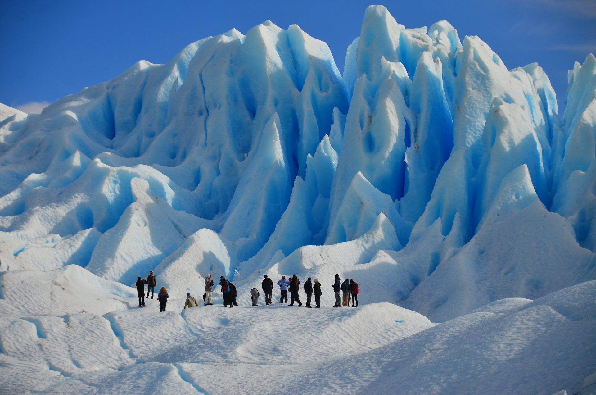Entre las latitudes 54°S y 60,5°S las precipitaciones provenientes del Pacífico disminuyen de oeste a este por lo que en esta región se encuentran glaciares de pequeño tamaño, como el Martial Este (0,1 km²), retraídos a los niveles superiores de los circos (Foto del Glaciar Perito Moreno)