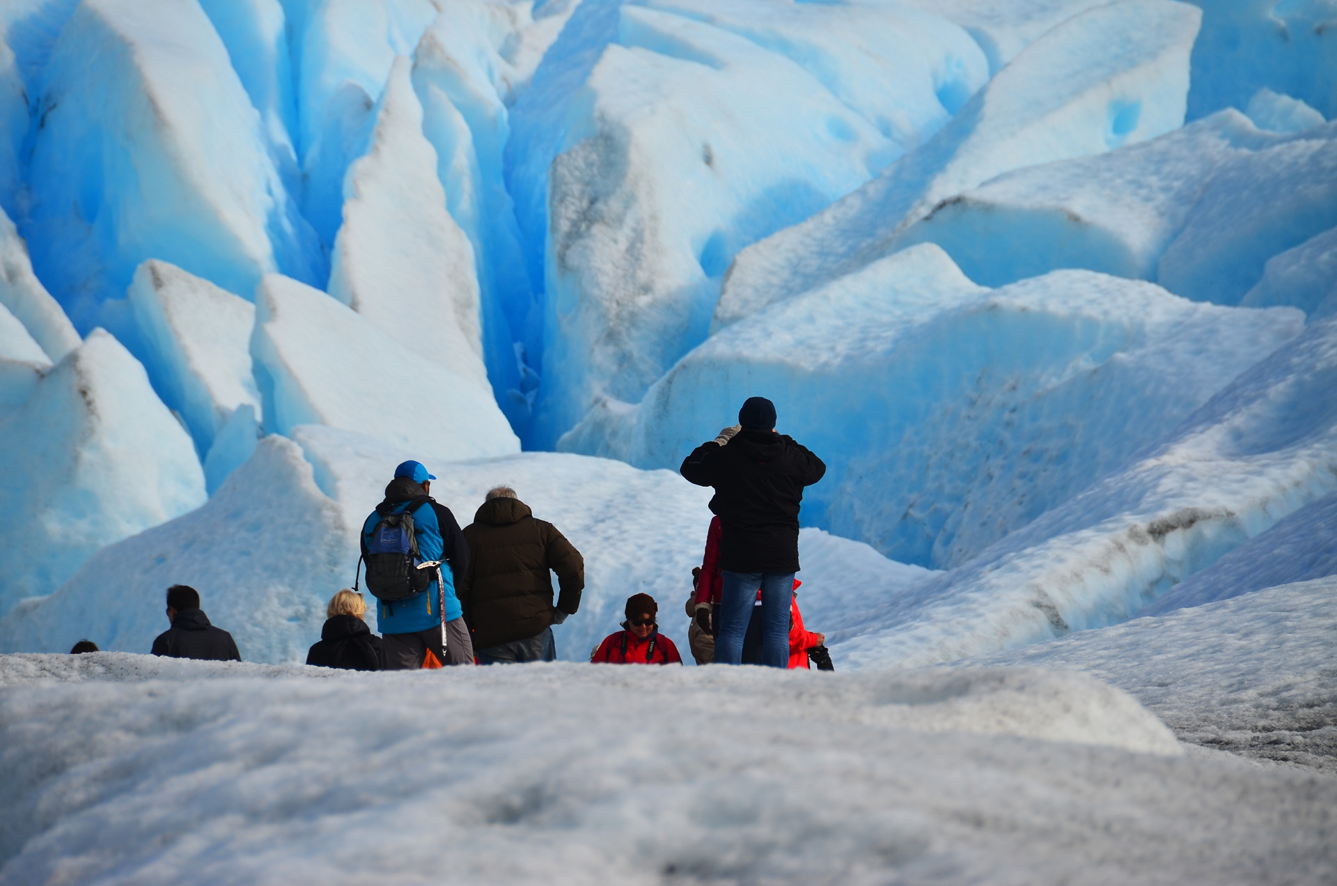 El Perito Moreno, con un frente de 5 km de longitud y una altura de unos 60 metros, forma una represa con las aguas del brazo Rico del Lago Argentino. Se desliza a una velocidad de 100 metros por año, lo que termina produciendo la famosa ruptura de sus paredes