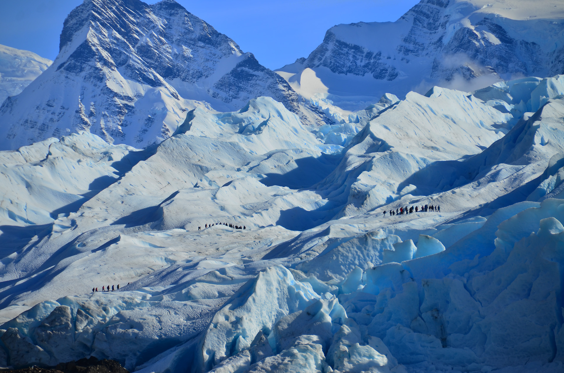 El Glaciar de la provincia de Santa Cruz comenzó a llamarse Perito Moreno en 1899, cuando el teniente Argentino Iglesias, a cargo de los estudios para el Instituto Hidrográfico Argentino, lo bautizó en homenaje a Francisco Pascasio Moreno, el perito que se destacó por sus conocimientos de la región andina austral