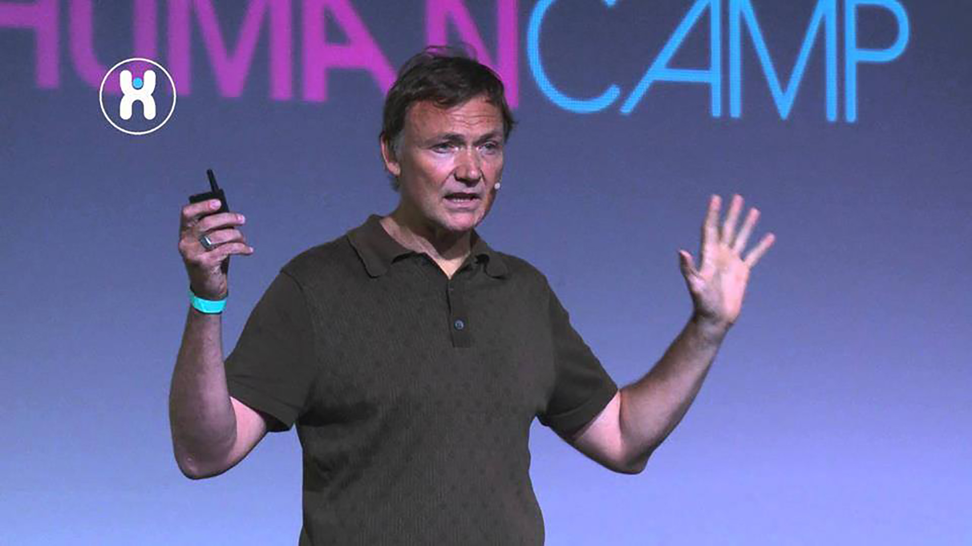 “La atención plena es estar presente, con atención deliberada, tanto al mundo exterior como a los pensamientos, emociones y sensaciones que se van generando dentro de uno, con una actitud amable y bondadosa hacia uno mismo y hacia el otro”