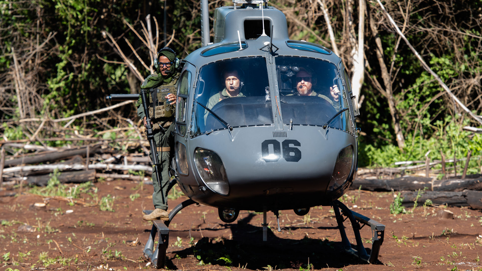 El helicóptero es la forma más rápida de llegar a los plantíos.