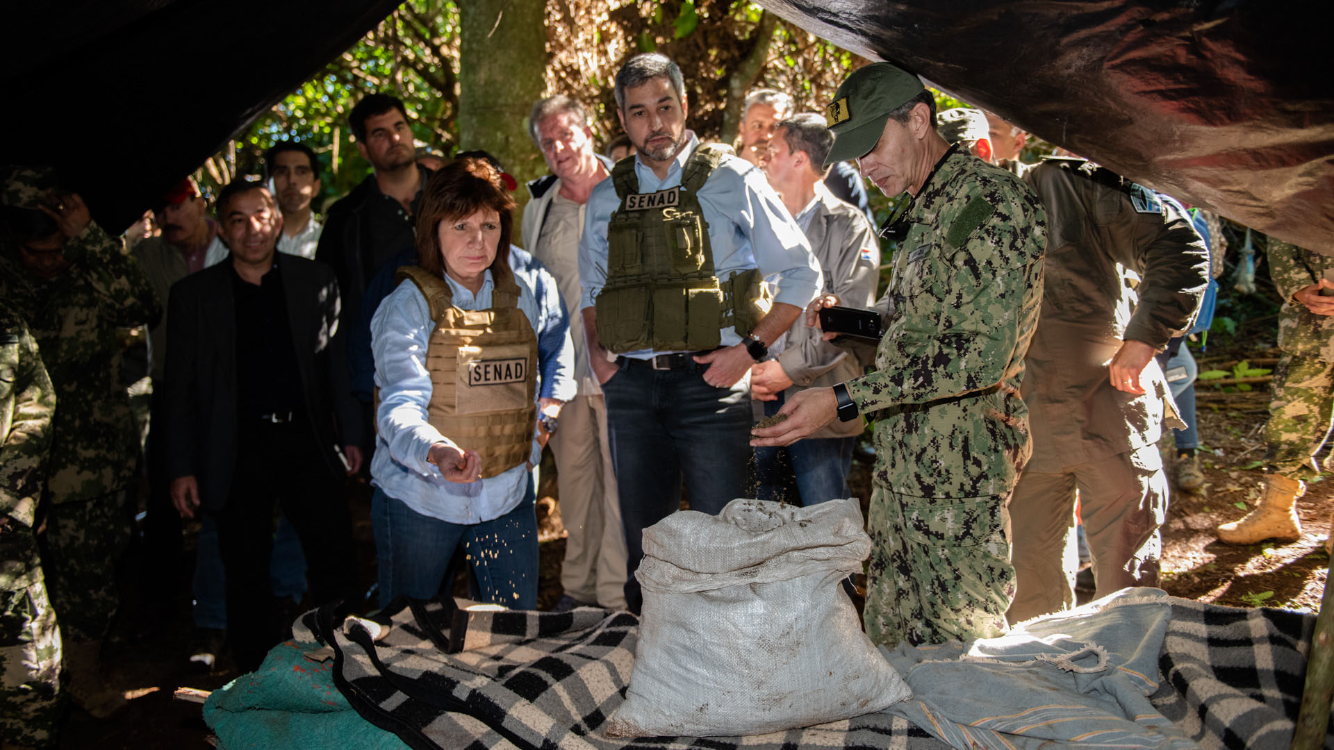 Bullrich y Abdo Jimenez en el campamento de los cosecheros. Arriesgan hasta 25 años de cárcel si los detienen.
