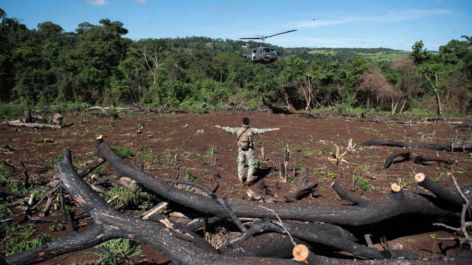 Llega en el claro: miembros de las fuerzas especiales paraguayas en el operativo.