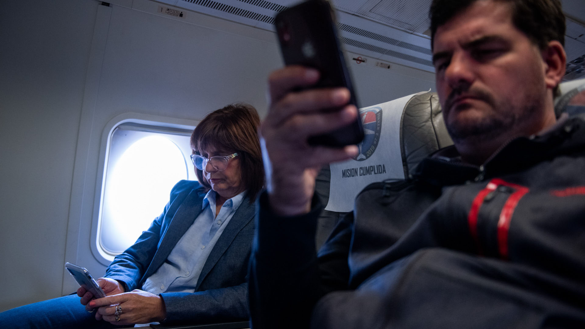 Bullrich y Burzaco en el viaje de ida, vuelo de fuerza aérea.