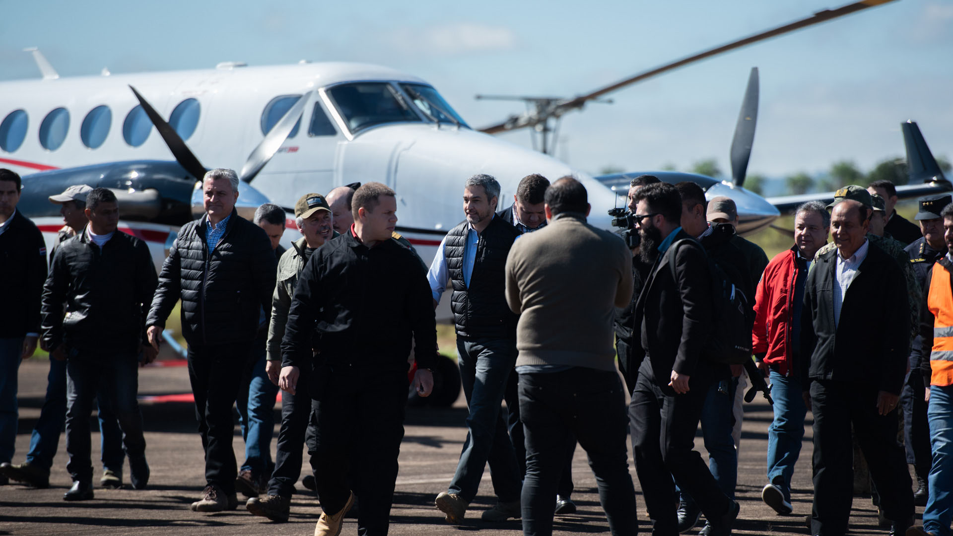 El presidente de Paraguay llega al aeropuerto de Pedro Juan Caballero con su comitiva.