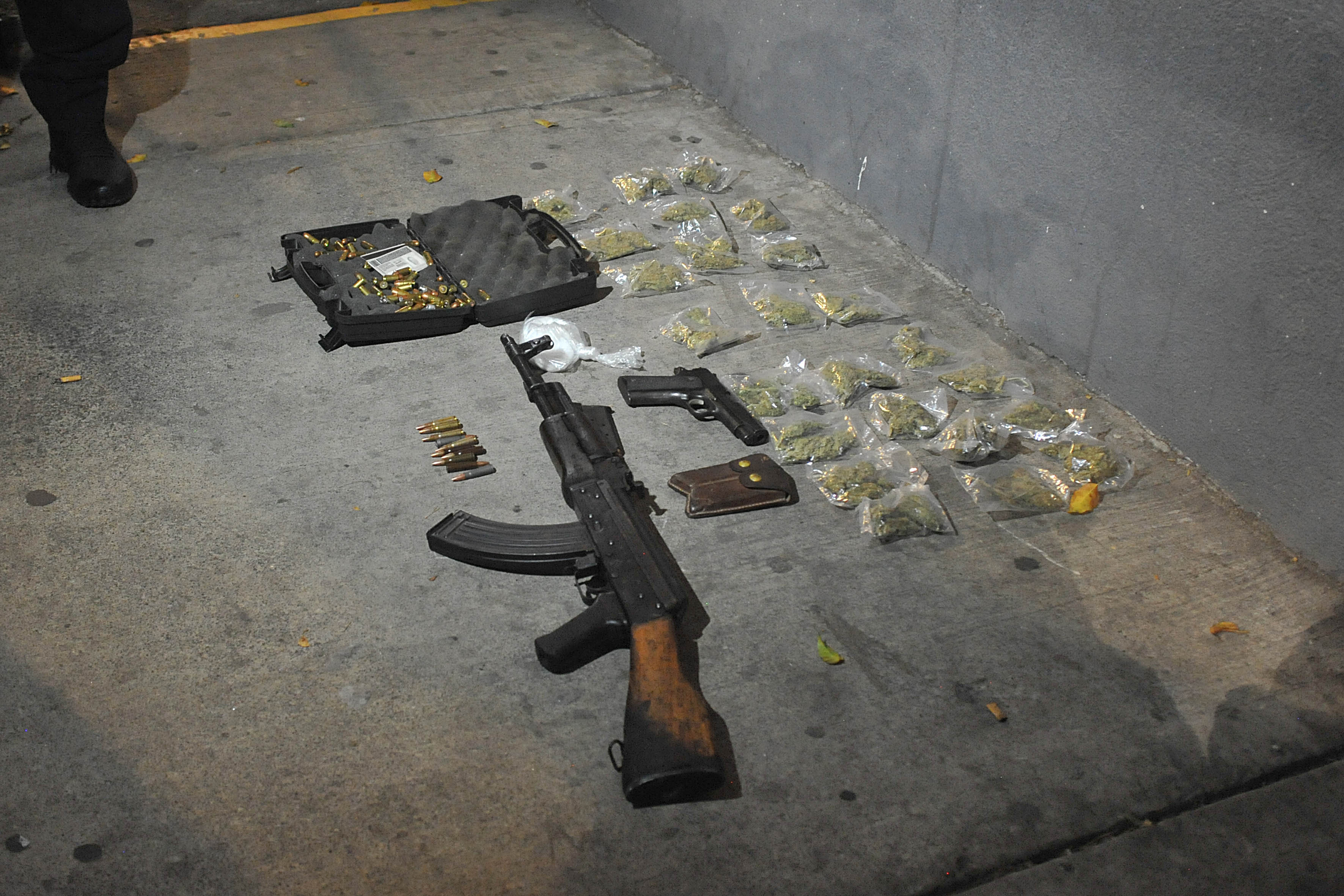 Las armas pueden ser para asalto al micro, para robar la tienda o para matar, dicen los vendedores(FOTO: LUIS CARBAYO /CUARTOSCURO.COM)
