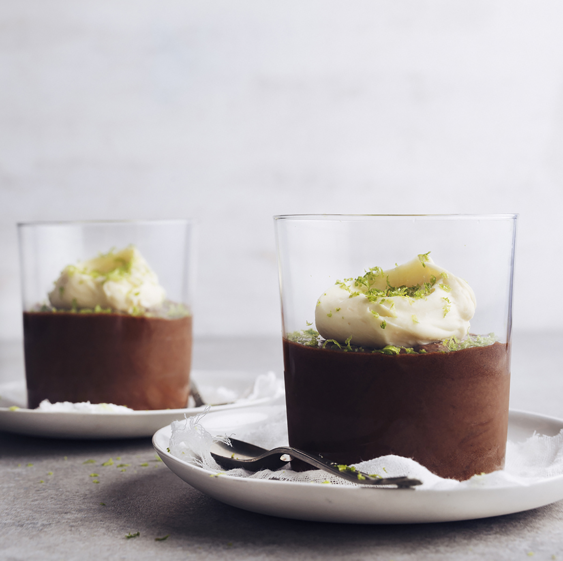 Mousse de chocolate con ganache de chocolate blanco y lima por Laura Sujoy