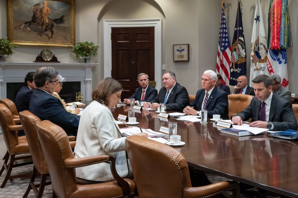 Las delegaciones mexicanas y estadounidenses durante la reunión en la casa Blanca (Foto: Twitter @VP)