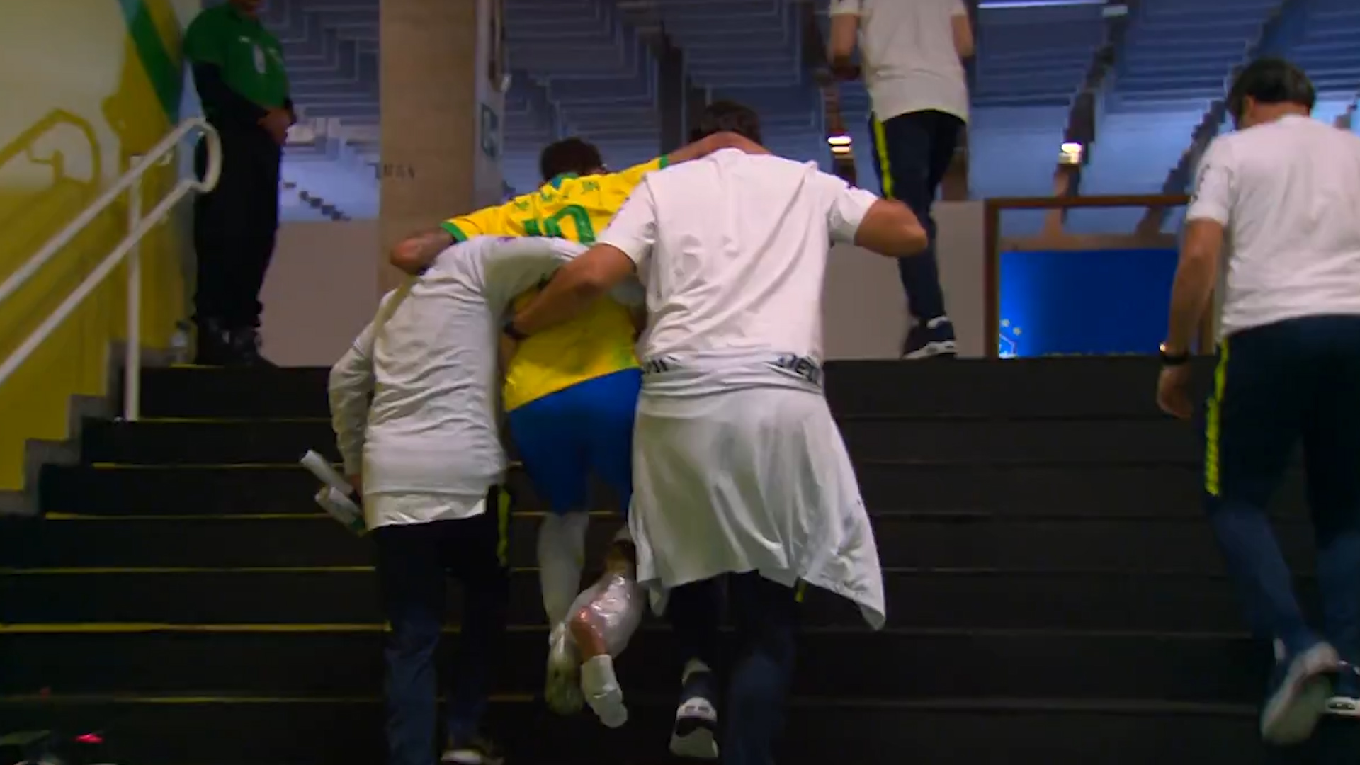 Neymar sufrió una molestia en el tobillo derecho y salió del campo en el minuto 17