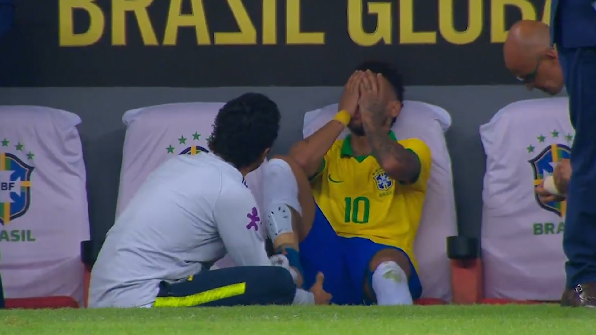 Neymar es atendido por el cuerpo médico el partido que la selección brasileña jugó este miércoles
