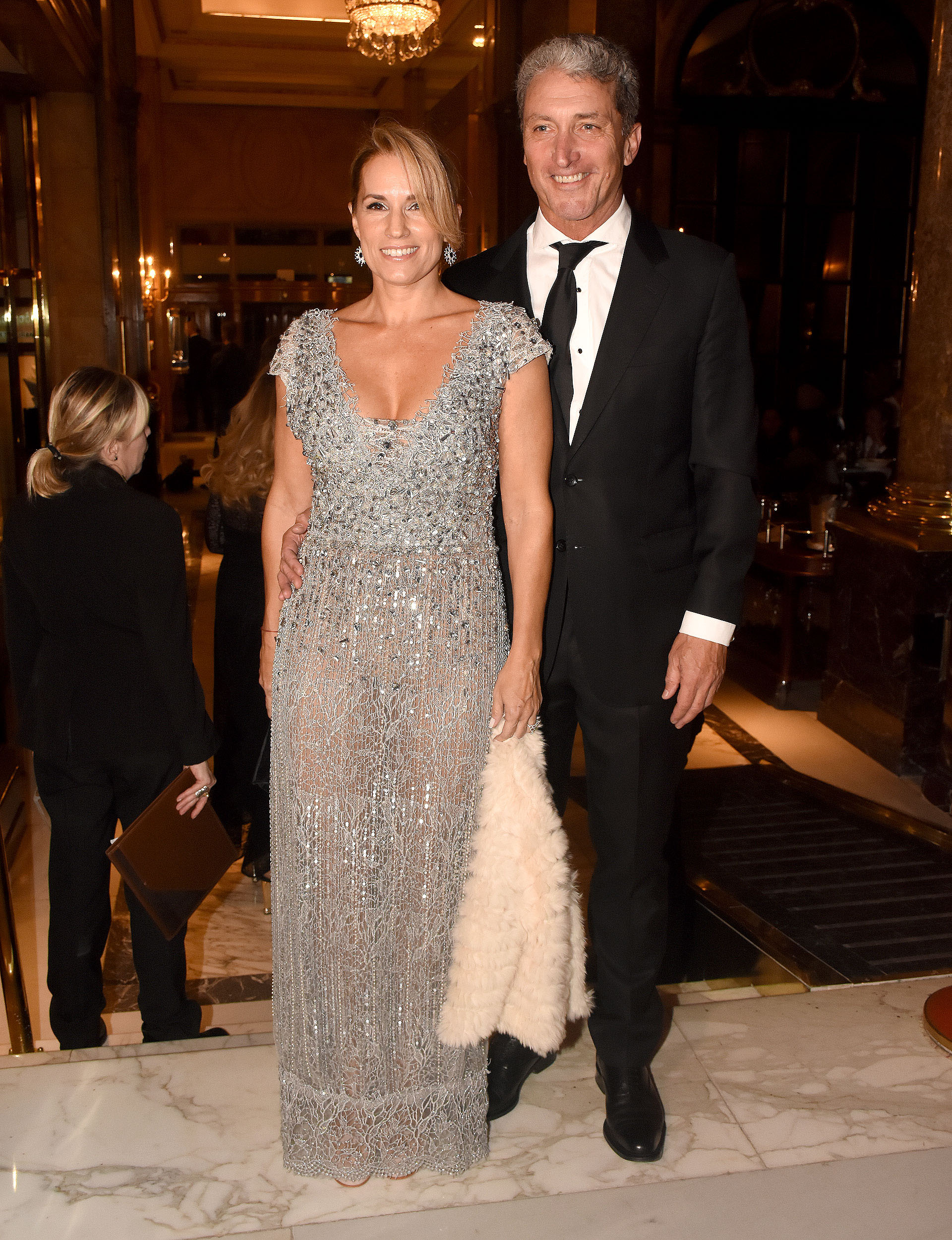 El presidente de la Fundación DAR, José “Pepe” Scioli, y su mujer Érica Blau, vestida por Ivana Picallo y zapatos de Ricky Sarkany