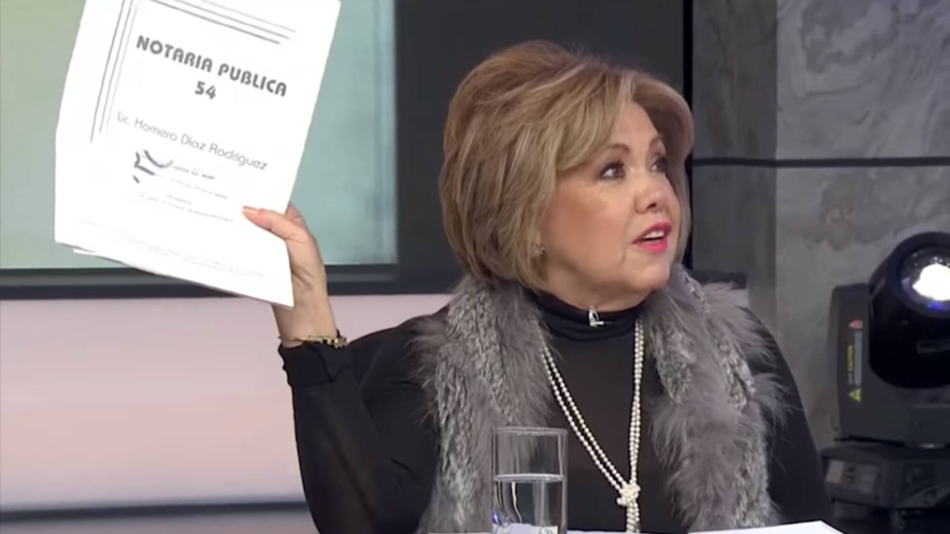 Silvia Urquidi ya está cansada de que le pidan devolver las propiedades, pues están a su nombre (Foto: Captura de pantalla)