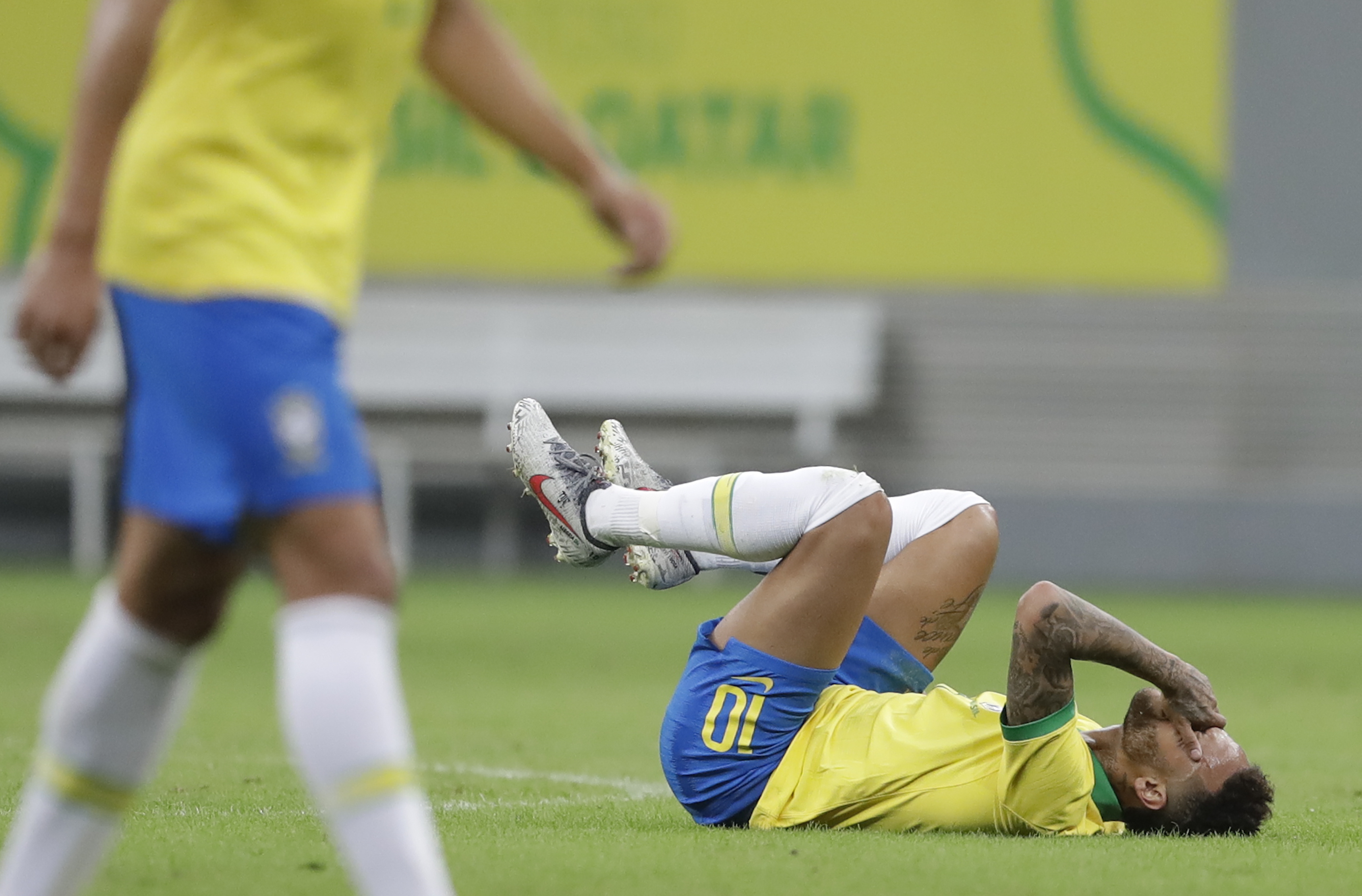 Neymar, de la selección de Brasil, se lamenta en la cancha tras recibir una falta durante un partido amistoso ante Qatar en Brasilia, el miércoles 5 de junio de 2019 (AP Foto/Andre Penner)
