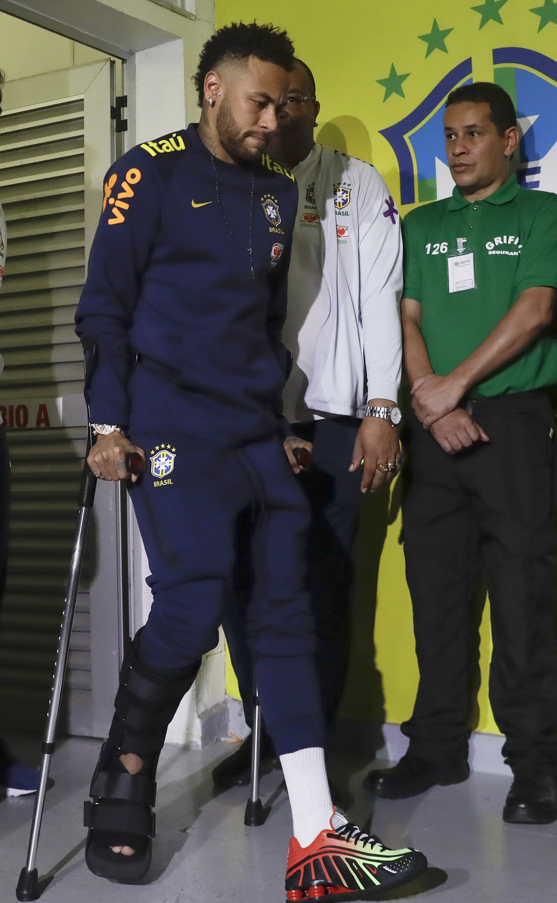 Neymar se retiró con bota y muletas del Estadio Nacional Mané Garrincha (AP)