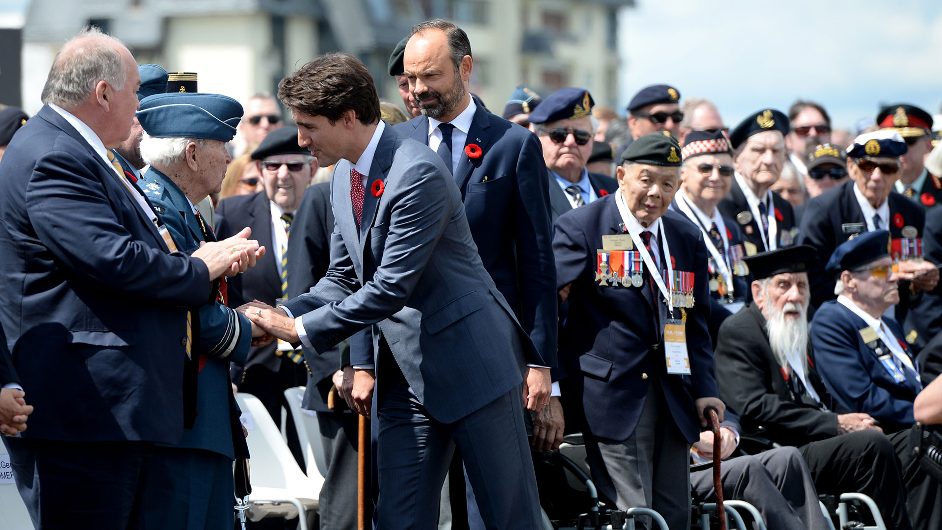 Justin Trudeau, primer ministro de Canadá, saluda a los veteranos de su país (AFP)
