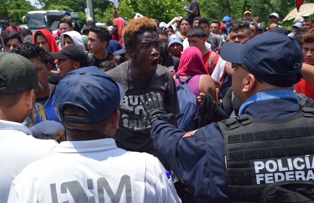 MEX050. TAPACHULA (MÉXICO), 05/06/2019.- Elementos del Instituto Nacional de Migración (INAMI), y policías federales detienen a migrantes centroamericanos este miércoles, en la ciudad de Tapachula en el estado de Chiapas (México). Autoridades federales y migratorias mexicanas frenaron una caravana de uno 500 migrantes centroamericanos que se internó en la frontera sur de México y que tenía como destino Estados Unidos, informaron medios locales. EFE/José Torres