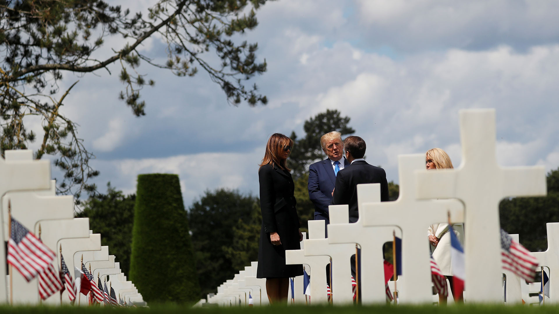 Trump, Melania, Macron y su esposa Brigitte, en el cementerio estadounidense en Normandía (Reuters)