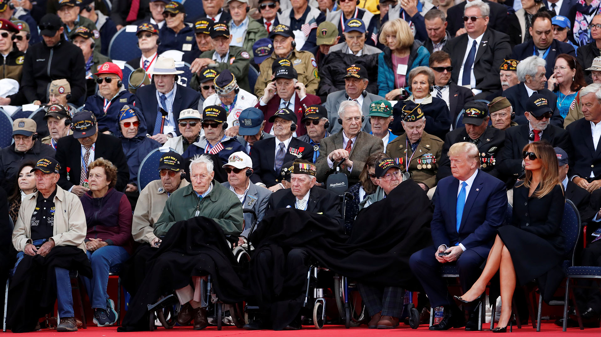 El presidente de Estados Unidos, Donald Trump, y su esposa Melania junto a veteranos estadounidenses del DÃ­a D que fueron homenajeados (Reuters)