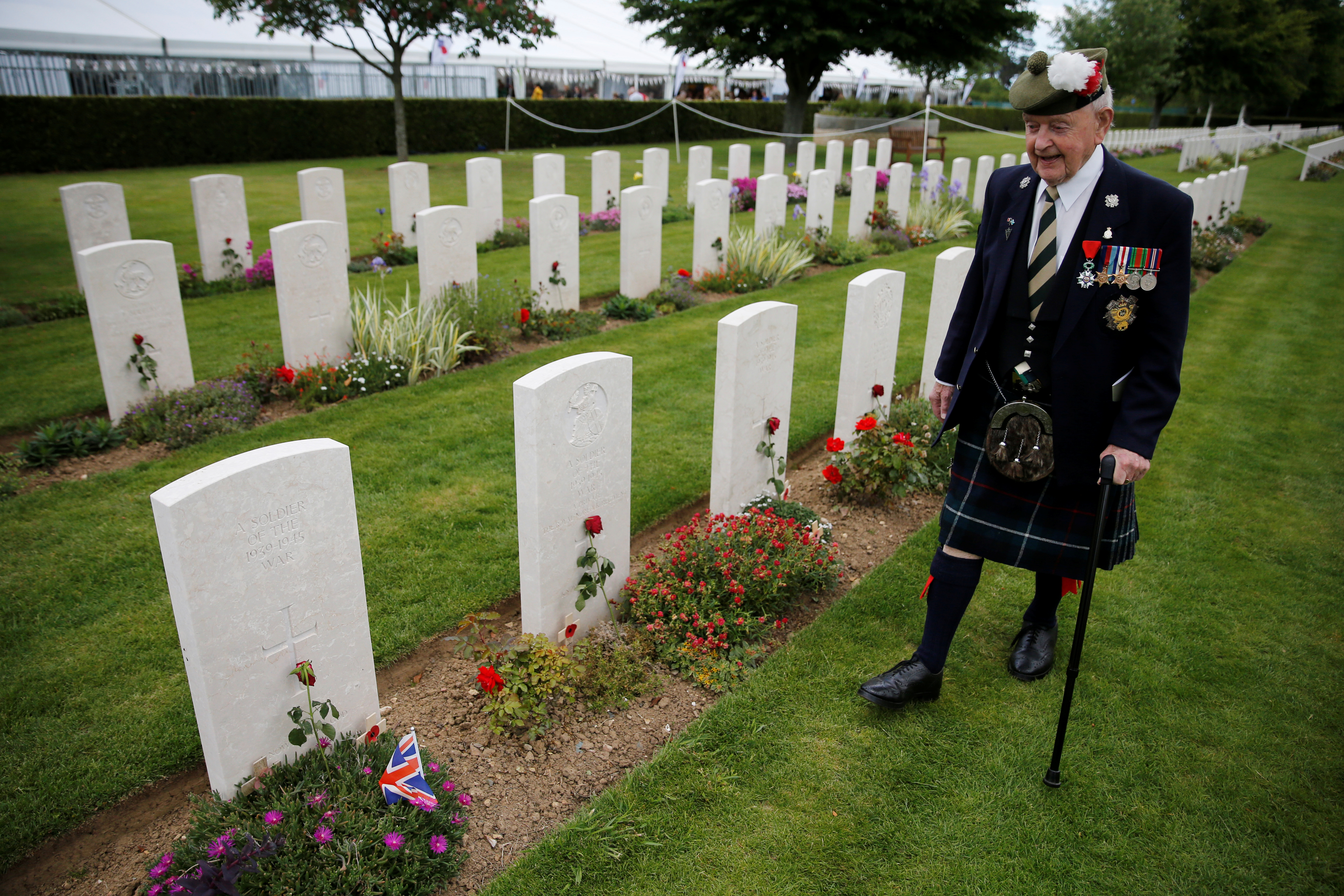 El veterano escocés John Lamont camina por el cementerio británico en Bayeux (Reuters)