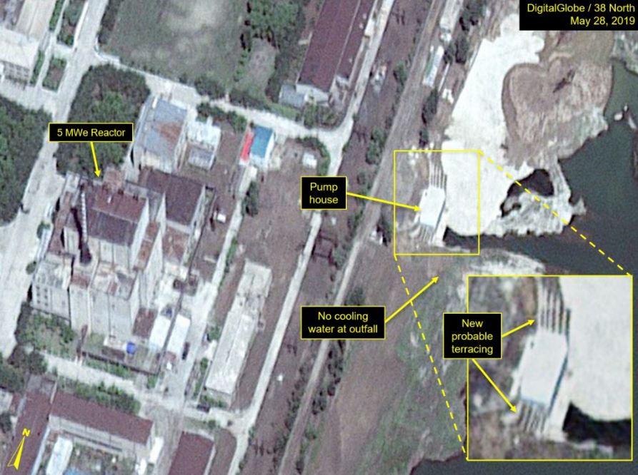 Nuevos trabajos en los terraplenes junto al reactor nuclear 5 MWe, posiblemente para evitar la erosión producto del uso del equipo de enfriamiento (Digital Globe/38 North)