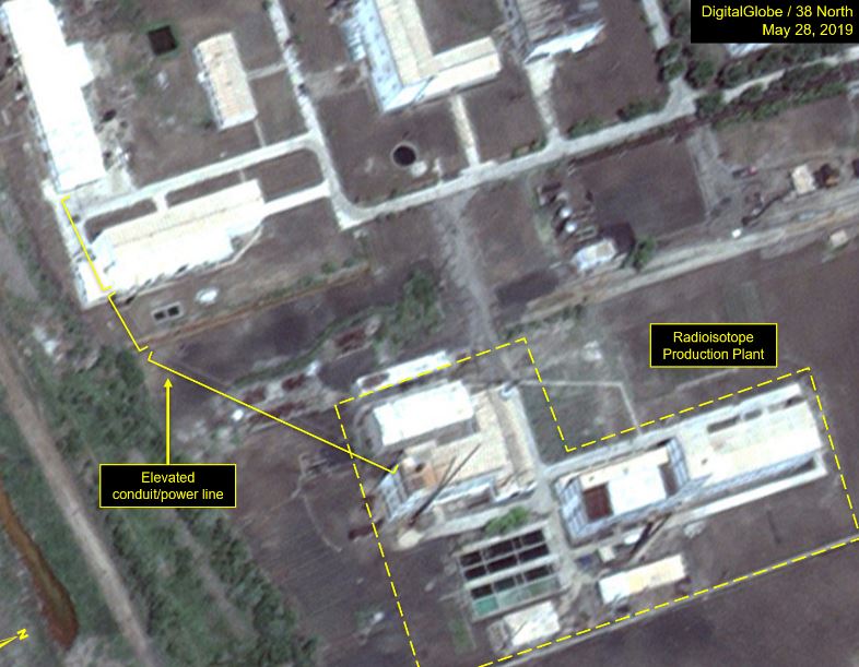 El conducto elevado conecta a la Planta de Producción de Radioisótopos con otros edificios del complejo (Digital Globe/38 North)