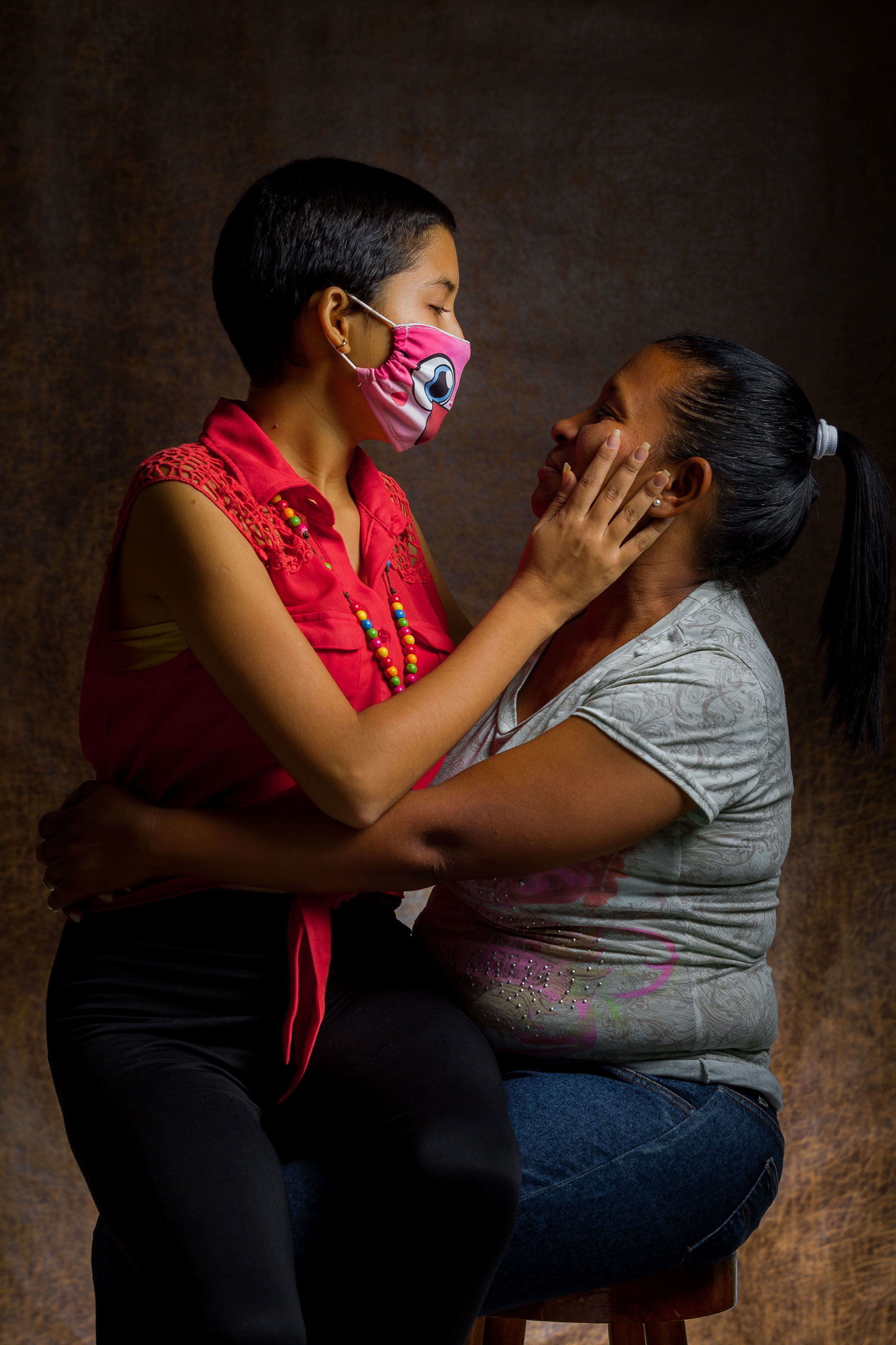 Rosa Colina posa con su hija Cristina, de 17 años, el pasado 23 de mayo de 2019, en Caracas (EFE/ Miguel Gutiérrez)