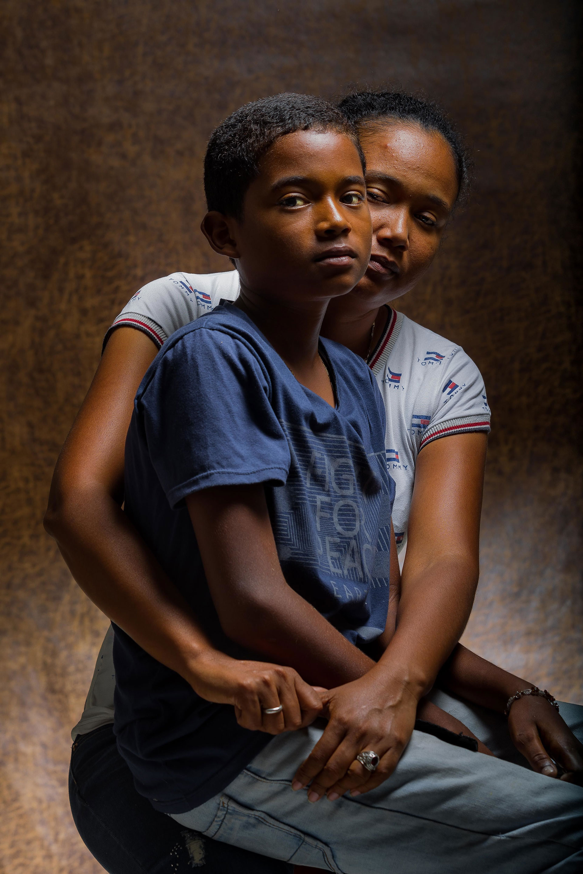 Elsa Murillo posa con su hijo Miguel Alejandro, de 16 años, el pasado 20 de mayo de 2019, en Caracas (EFE/ Miguel Gutiérrez)