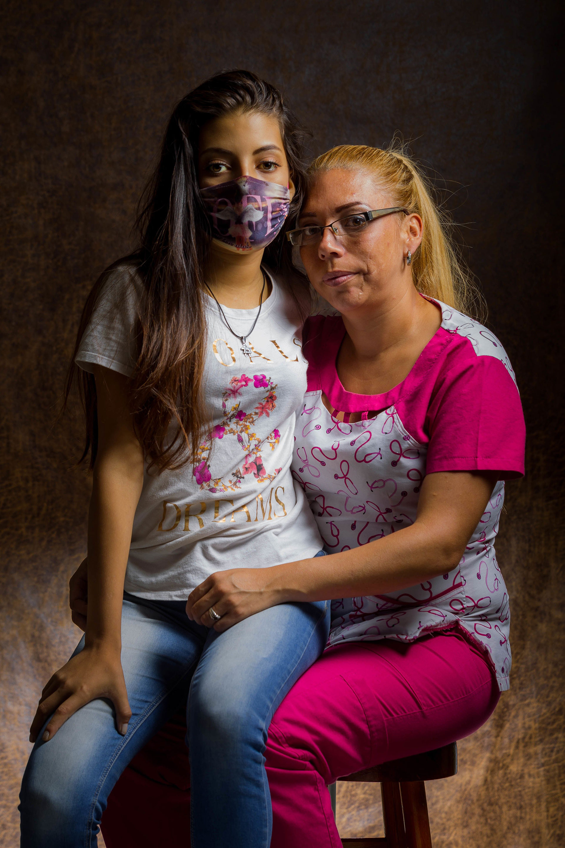 Evelline Fernández posa con su hija Edenny, de 15 años, el pasado 23 de mayo de 2019, en Caracas (EFE/Miguel Gutiérrez)