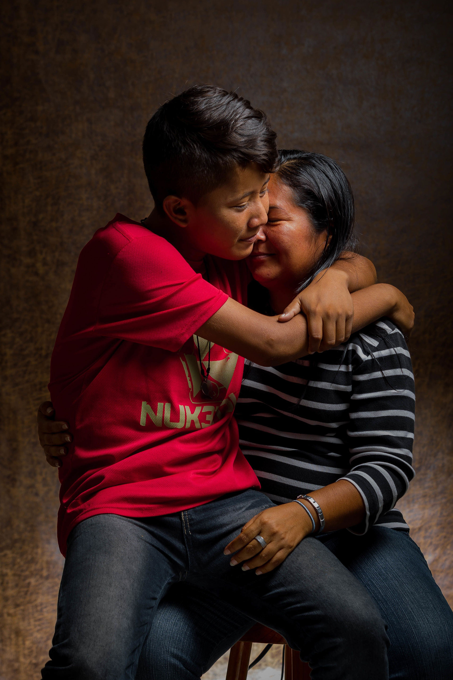 Norilsa Aparicio posa con su hijo Oscar, de 16 años, quien tiene la condición de Beta-Talasemia mayor, el pasado 20 de mayo de 2019, en Caracas (EFE/ Miguel Gutiérrez)