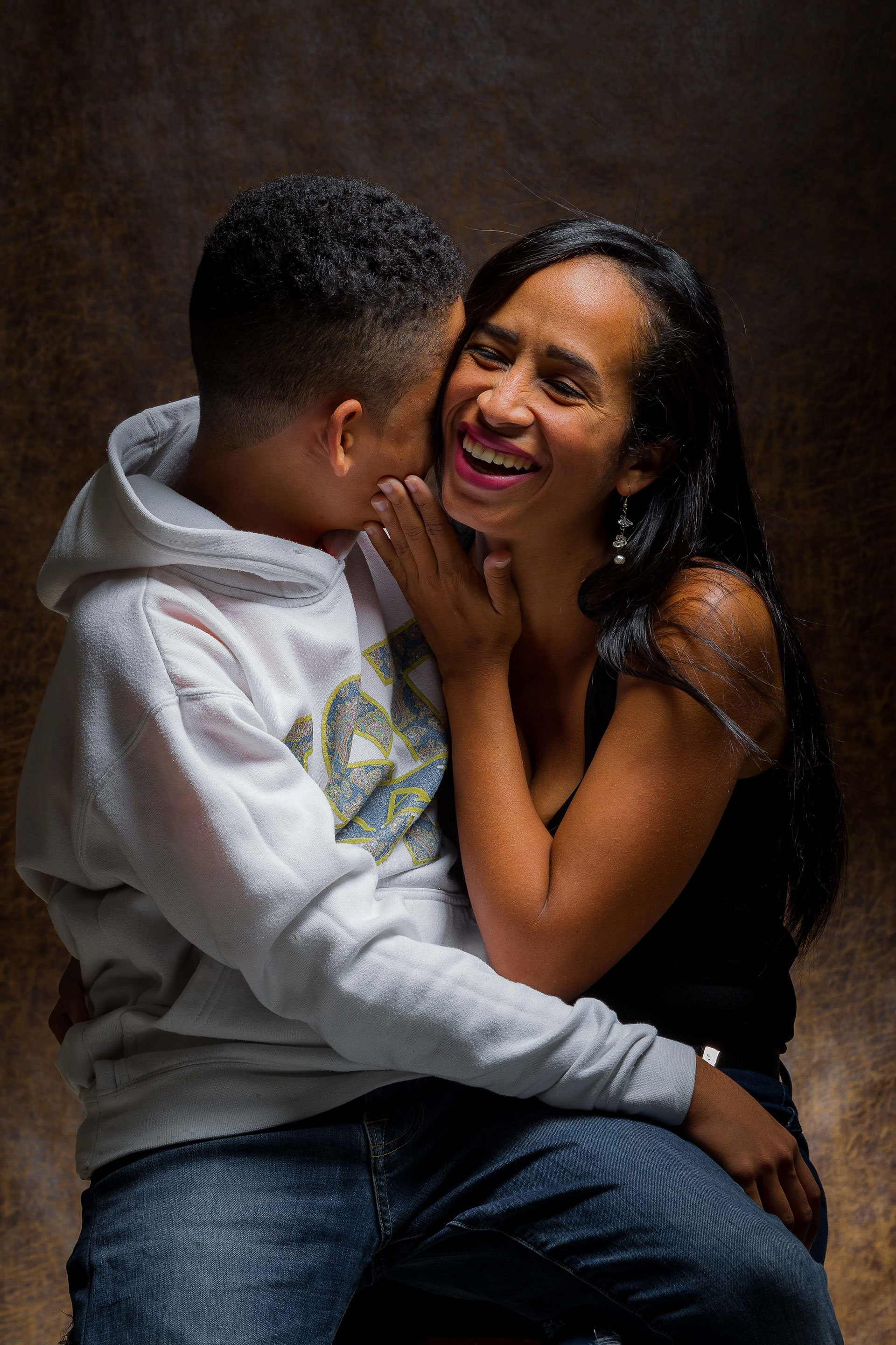 Verioska Martínez posa junto a su hijo Jerson, de 14 años, el pasado 20 de mayo de 2019, en Caracas. Jerson inicialmente fue diagnosticado con Púrpura trombocitopénica idiopática que luego ascendió a una Aplasia medular, y es uno de los niños en lista de espera para trasplante urgente (EFE/ Miguel Gutiérrez)