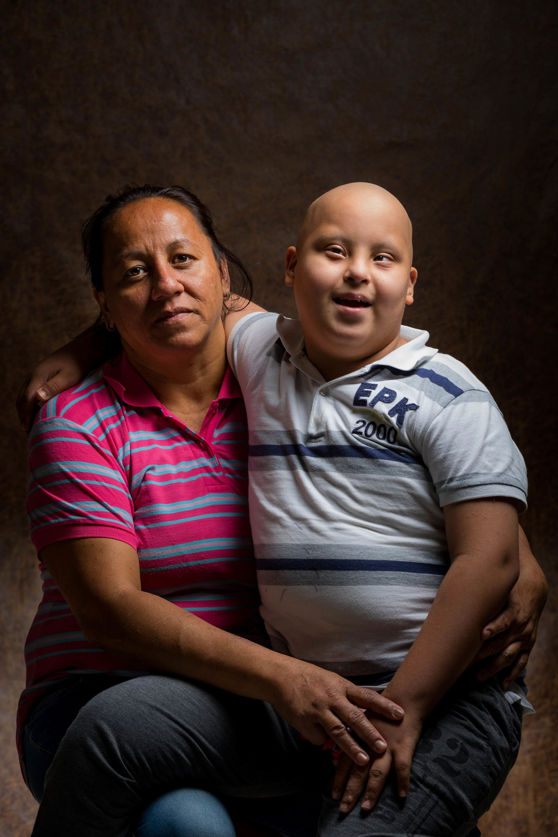Jacqueline Sulbarán posa con su hijo Carlos, de 10 años, el 19 de mayo de 2019, en Caracas (Venezuela). Carlos está curado de una Leucemia Linfoblástica Aguda Infantil, también conocida por las siglas LLA, pero debe cumplir dos años de tratamiento para evitar una recaída (EFE/ Miguel Gutiérrez)