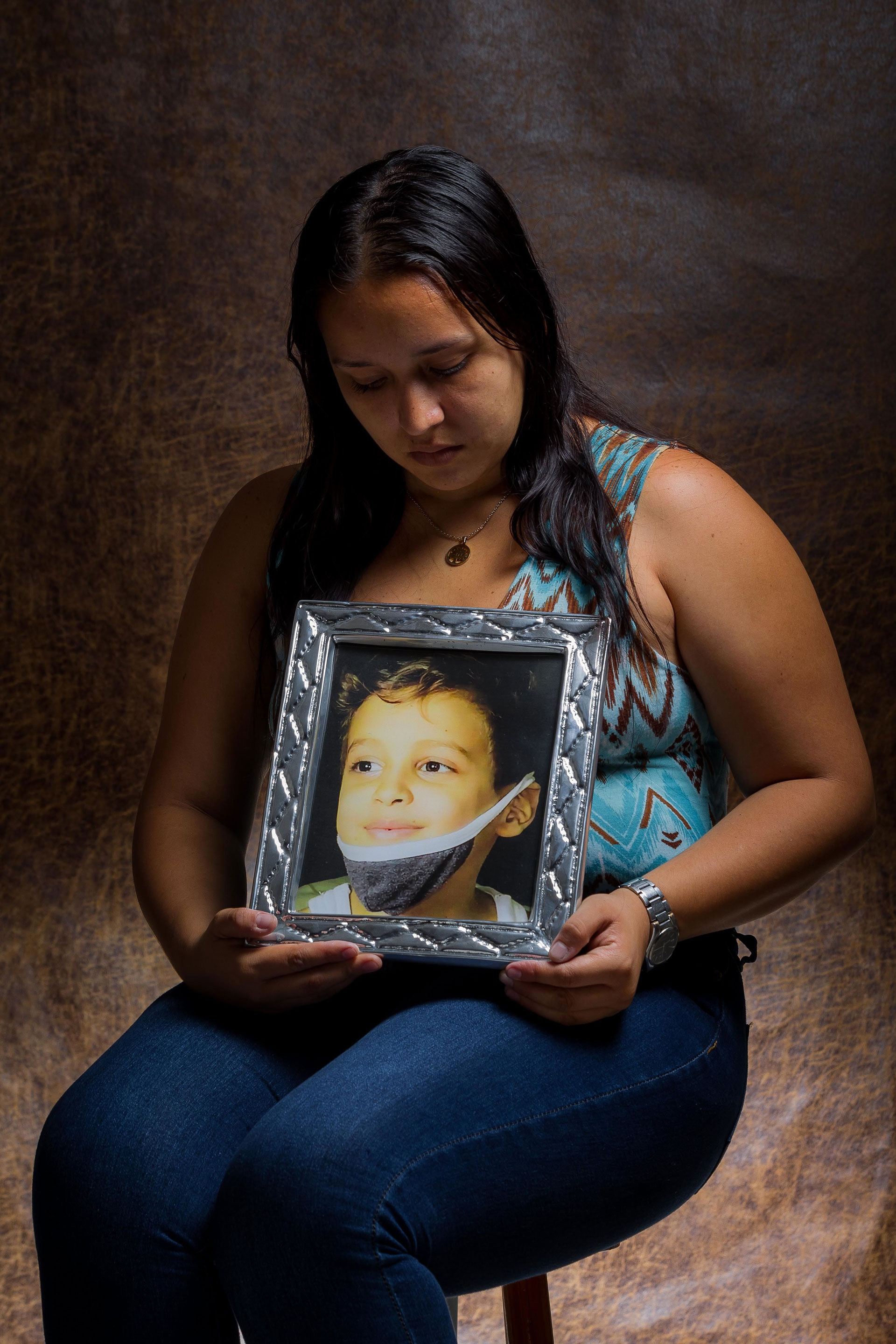 Geraldine Labrador posa el 23 de mayo de 2019 con un retrato de su hijo Robert, quien falleció a la edad de 7 años unos días antes a esta sesión fotográfica, en Caracas (Venezuela) (EFE)
