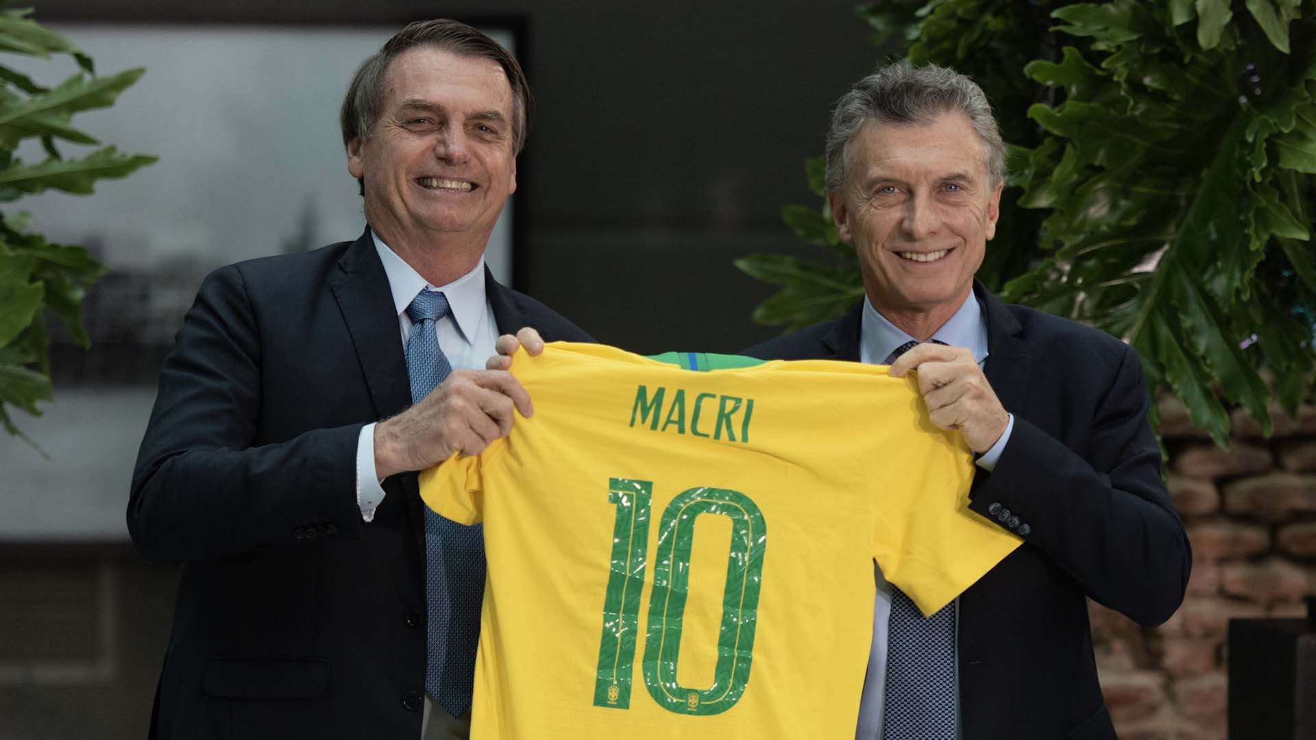 Bolsonaro le regaló la camiseta “10” de Neymar a Macri